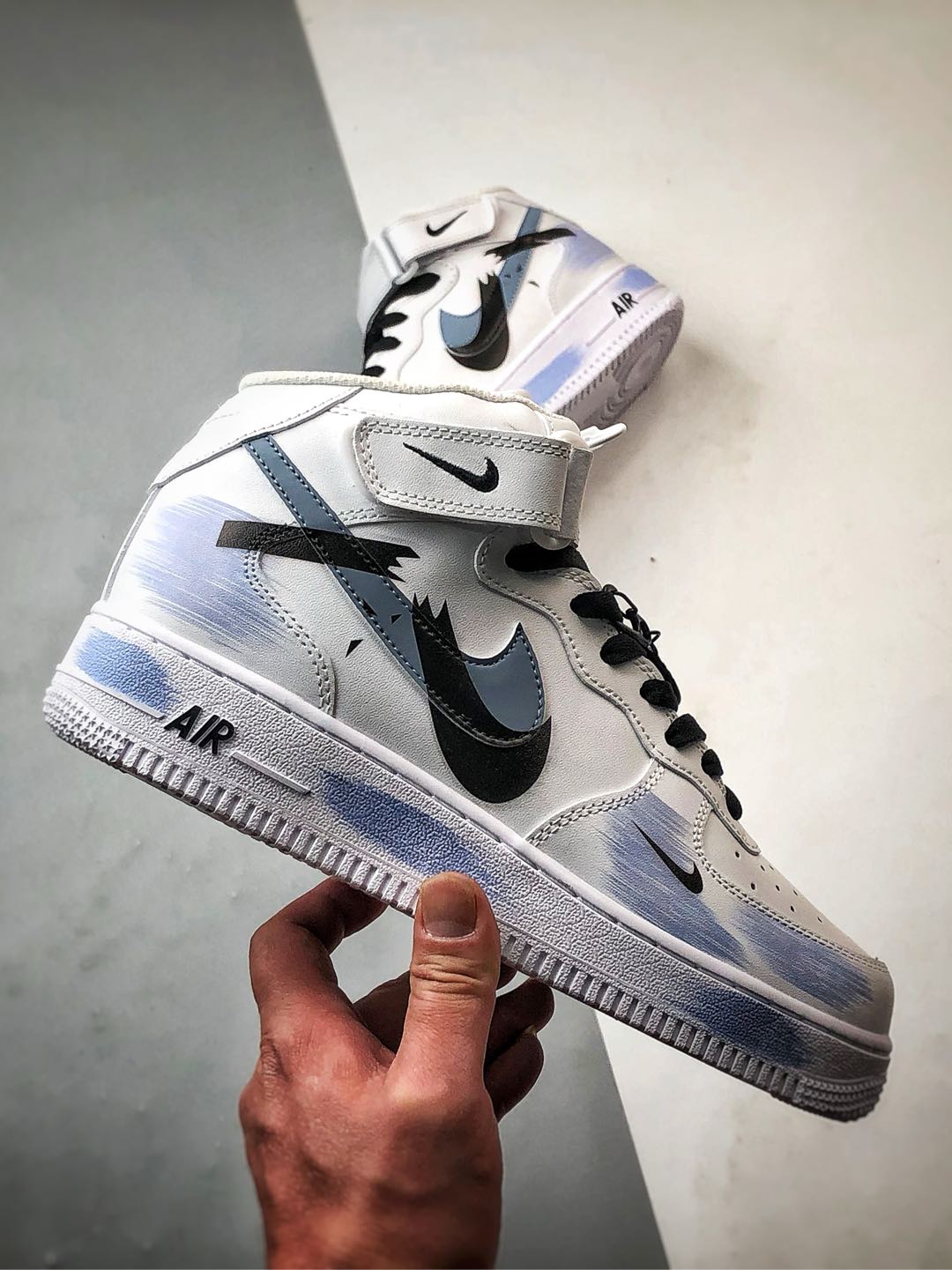 【定制球鞋】Air Force 1 Mid 断裂钩子 白灰蓝涂鸦 经典休闲运动板鞋 ZH0316-056