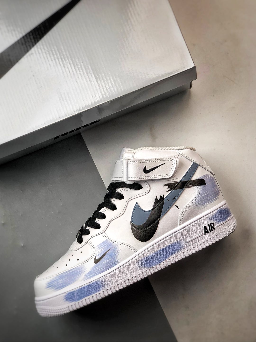 【定制球鞋】Air Force 1 Mid 断裂钩子 白灰蓝涂鸦 经典休闲运动板鞋 ZH0316-056