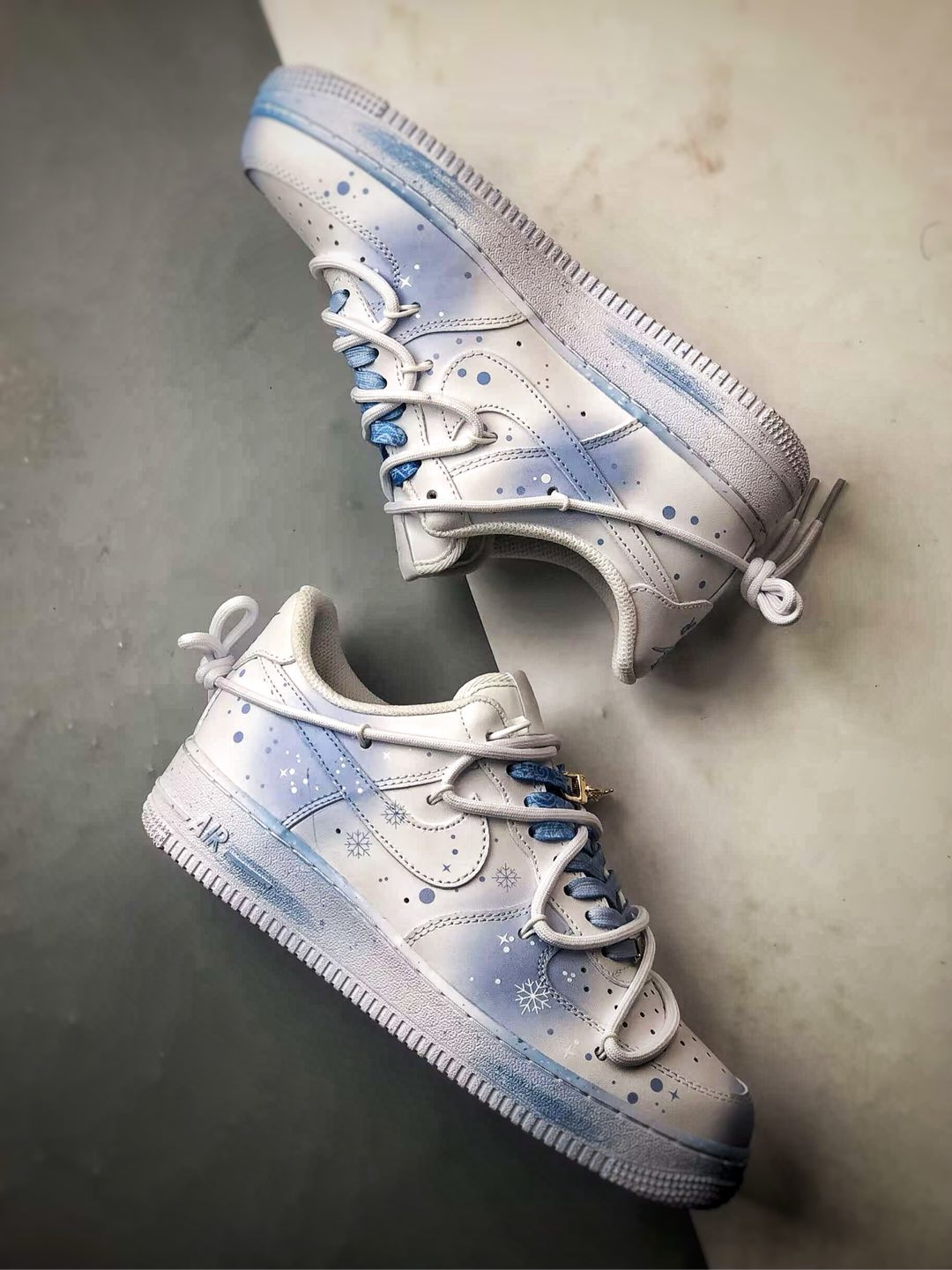【定制球鞋】Air Force 1 Low 圣诞瓢雪 蓝白抽绳绑带 经典休闲运动板鞋  ZH0316-057