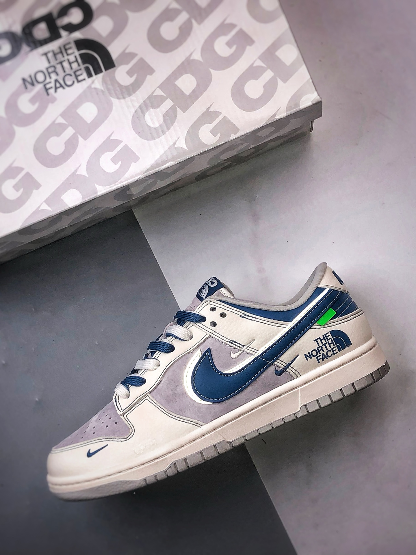 NK Dunk Low Retro ”DIY高端定制” 北面蓝灰双钩 低帮休闲运动板鞋 DM6868-040