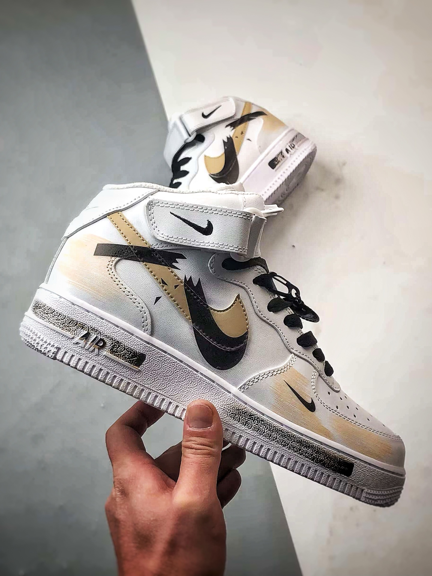 【定制球鞋】Air Force 1 Mid 断裂钩子 白黑黄涂鸦 经典休闲运动板鞋  ZH0316-058