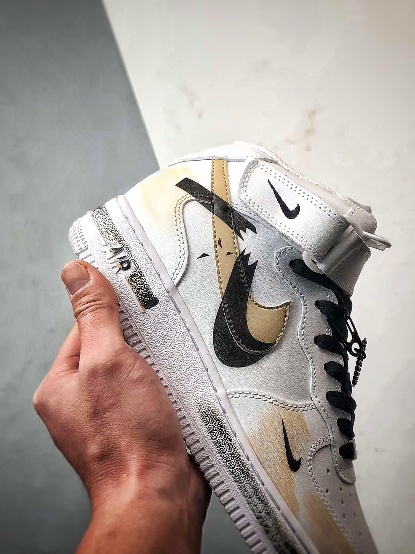【定制球鞋】Air Force 1 Mid 断裂钩子 白黑黄涂鸦 经典休闲运动板鞋  ZH0316-058