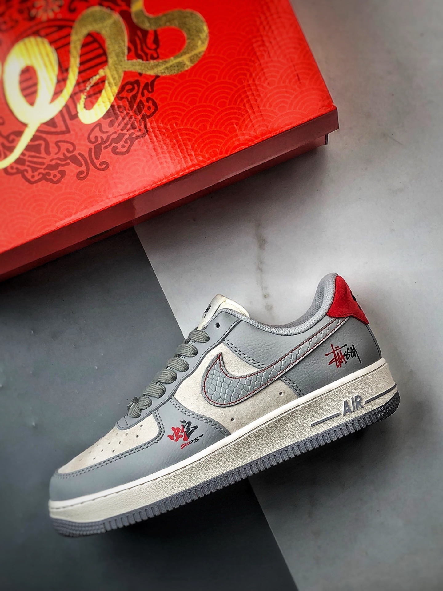 Stussy x Air Force 1 Low 蛇年米灰红 DM6688-027