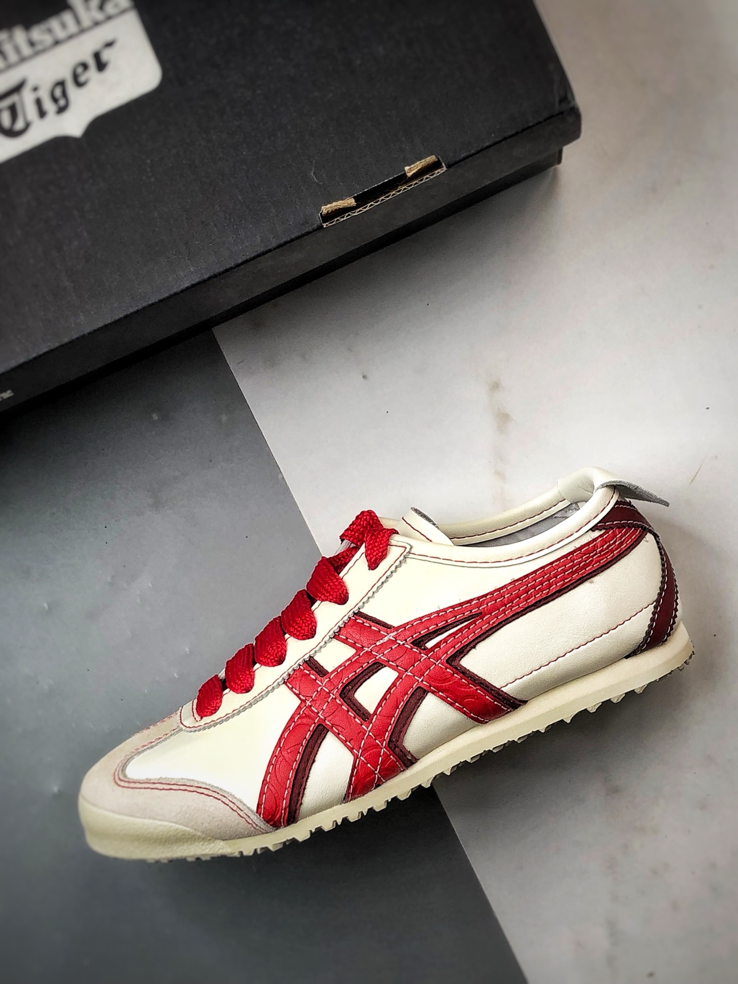 Asics 鬼冢虎 Mexico 66 蛇年白红 1183C391-100