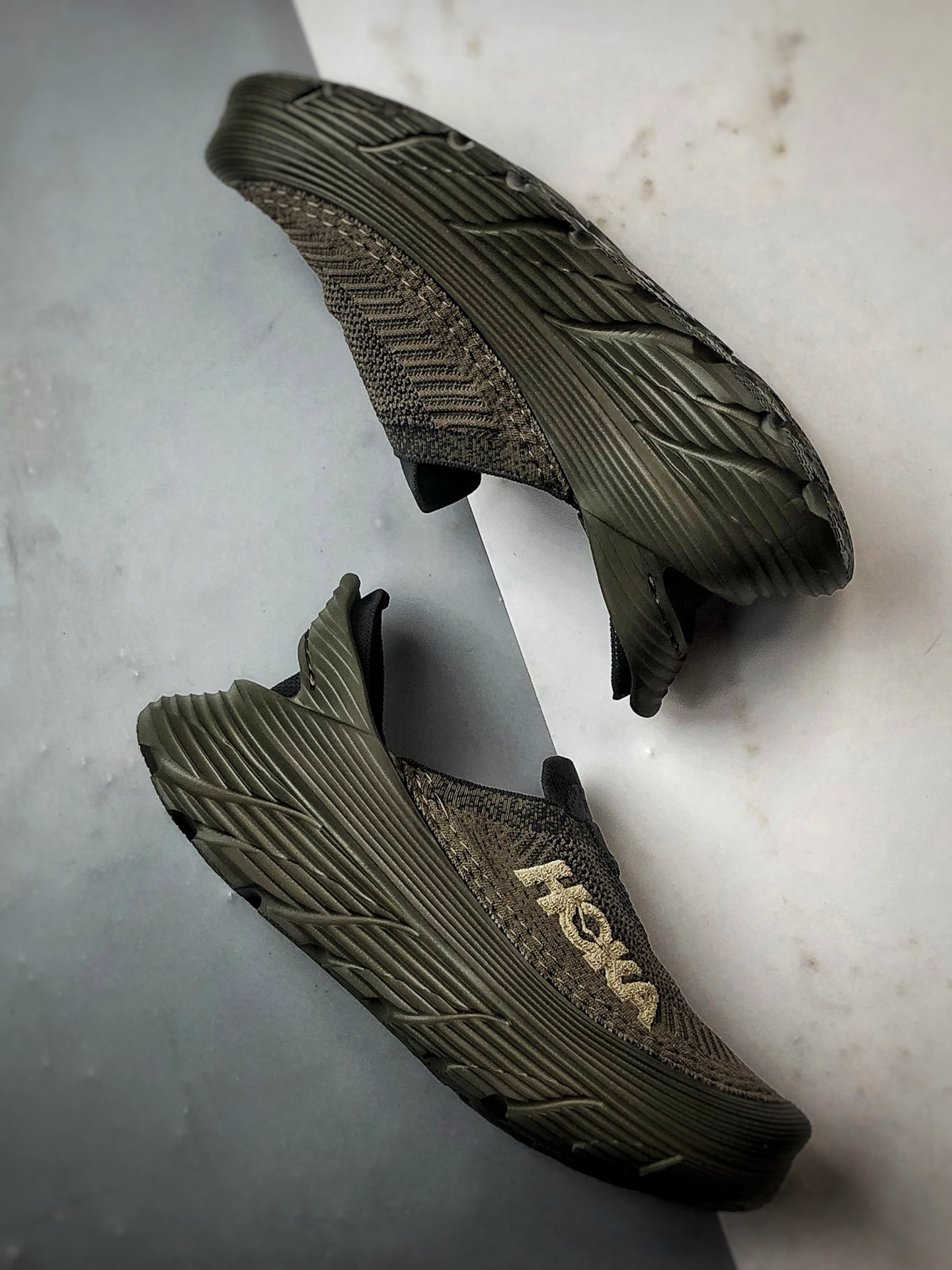 Hoka One One Restore TC 深橄榄色 一脚蹬潮流徒步舒适缓震运动鞋  1134532-DOB