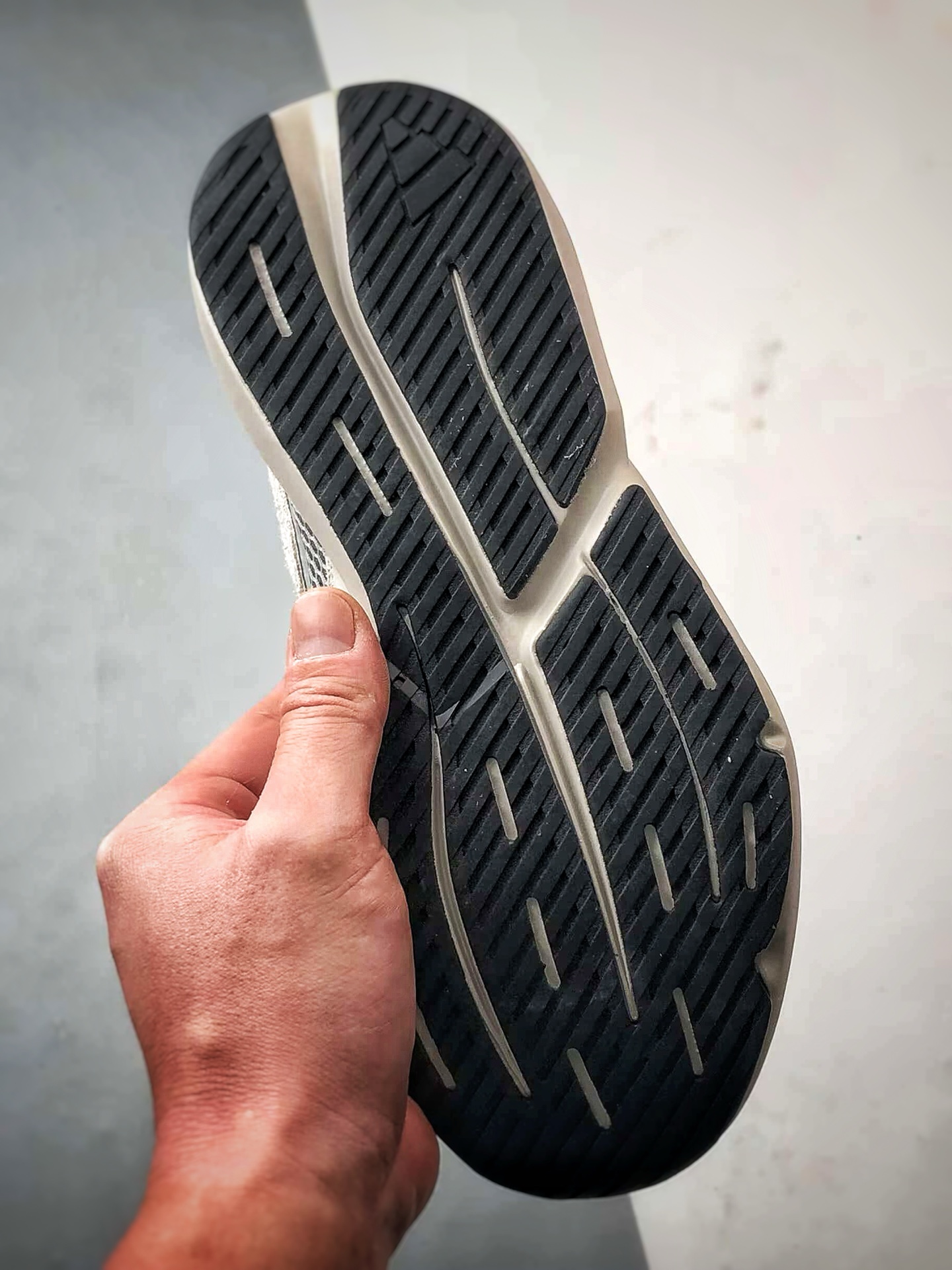 AD Lightblaze 米灰 舒适耐磨减震专业跑步鞋  JQ9973