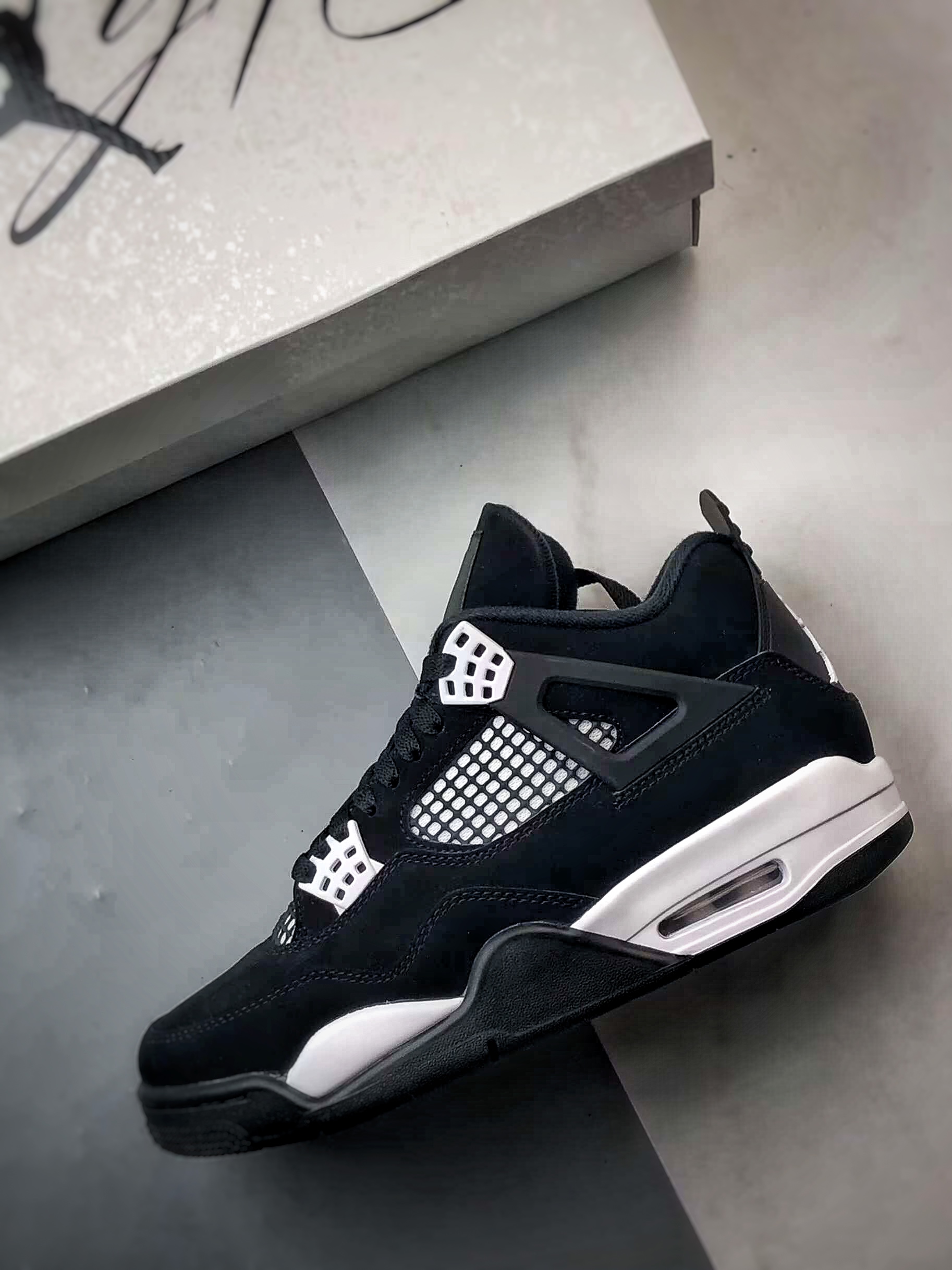 【官方纯原版本 诠释市场最强四代】 Air Jordan 4 Retro ”White Thunder” 黑白/白雷公 顶级纯原生产线出品  FQ8138-001