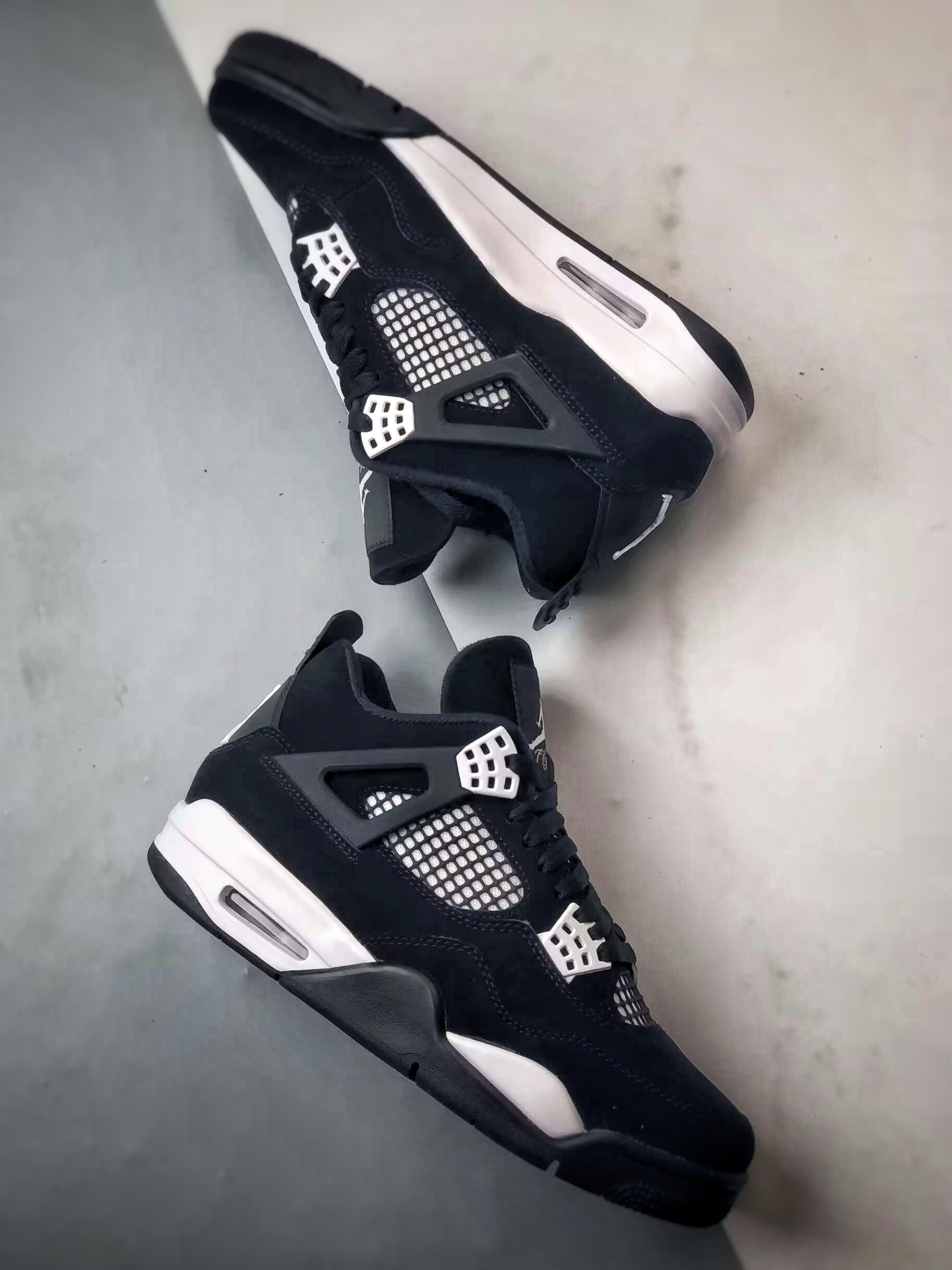 【官方纯原版本 诠释市场最强四代】 Air Jordan 4 Retro ”White Thunder” 黑白/白雷公 顶级纯原生产线出品  FQ8138-001