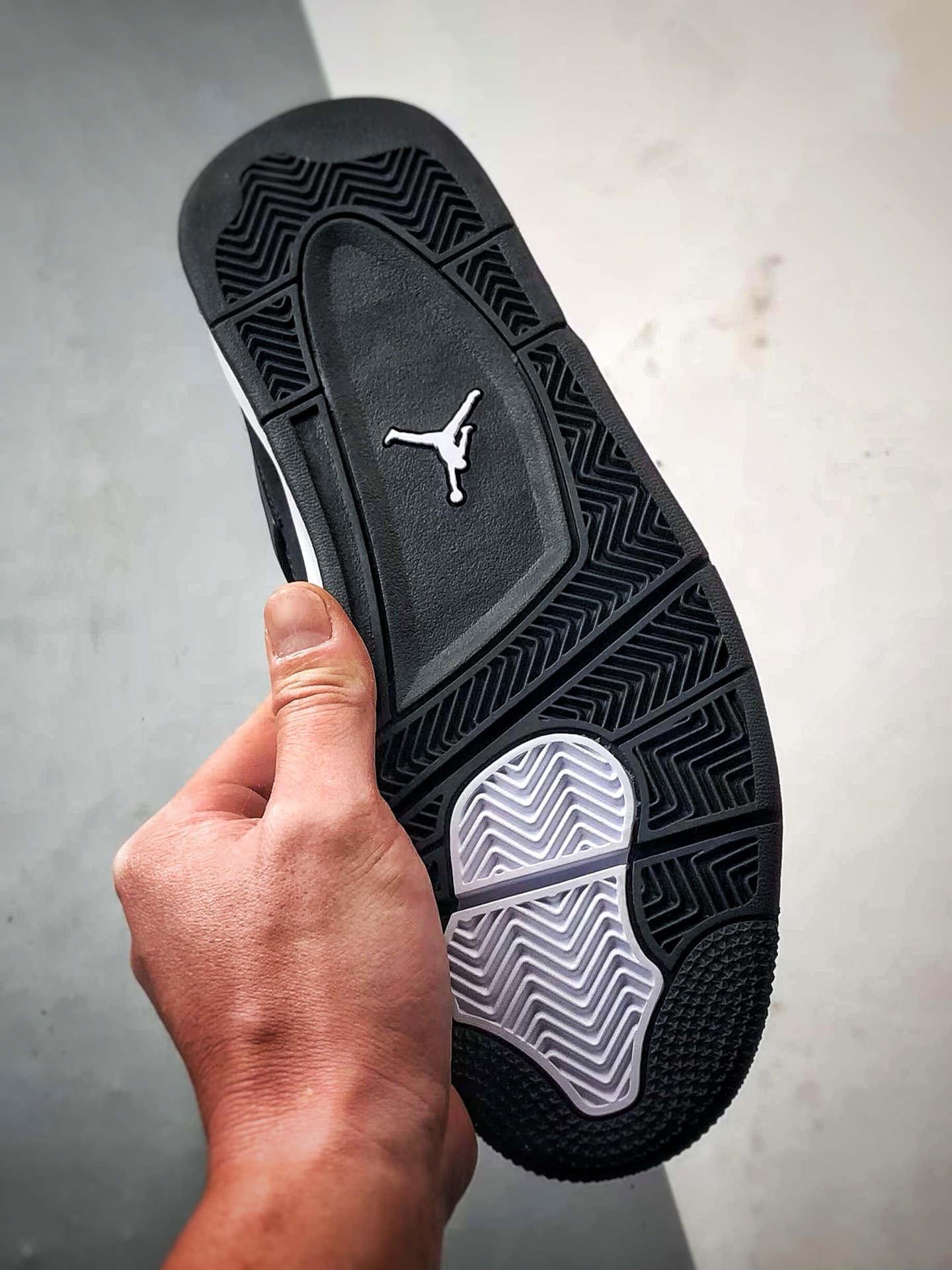【官方纯原版本 诠释市场最强四代】 Air Jordan 4 Retro ”White Thunder” 黑白/白雷公 顶级纯原生产线出品  FQ8138-001