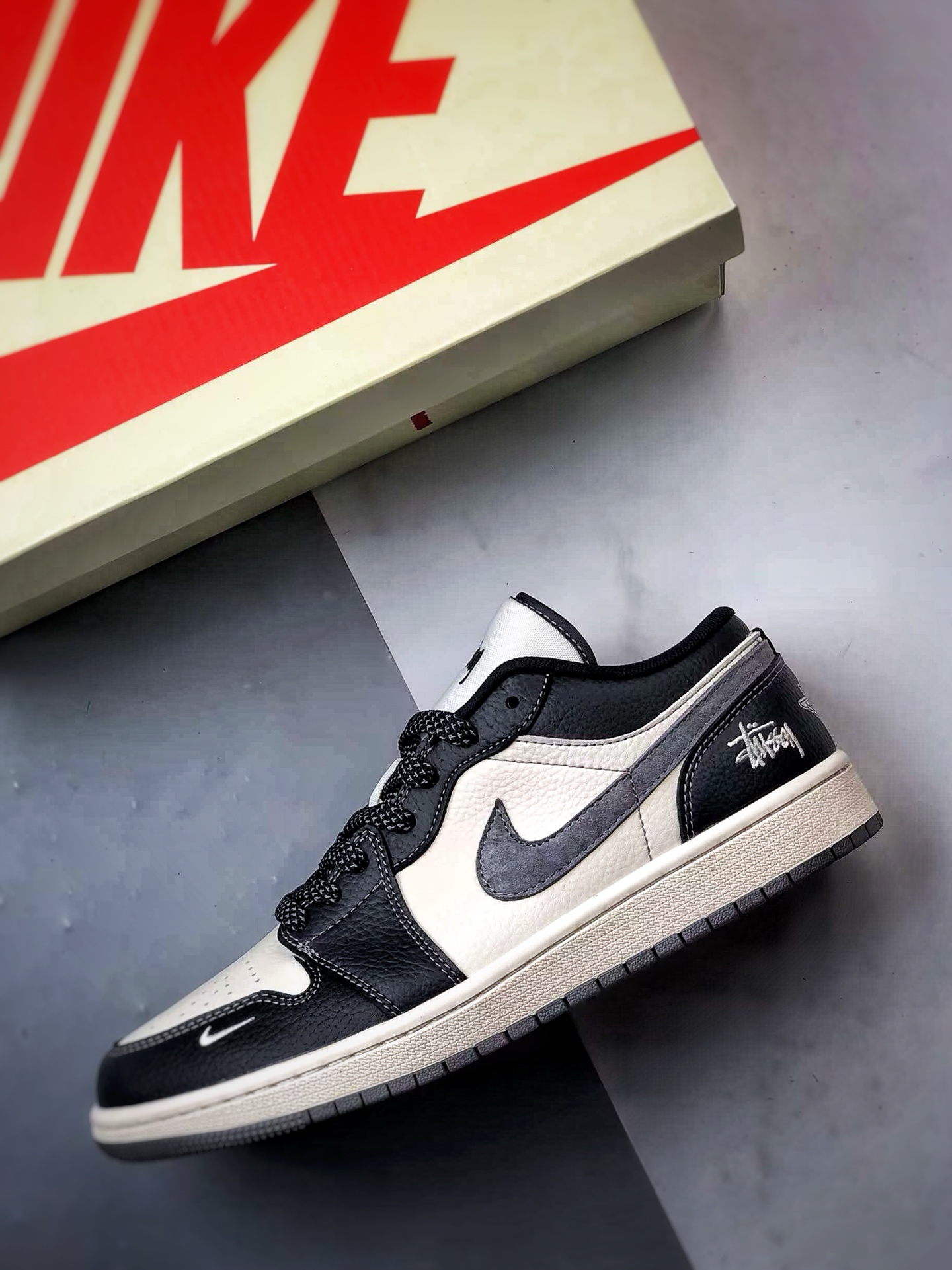 Air Jordan 1 Low OG ”高端定制” 斯图西米黑灰钩 XX3318-511