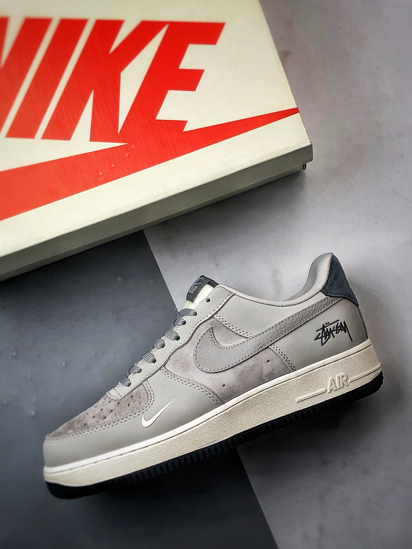 Stussy x Air Force 1 Low 灰色  KK1988-055