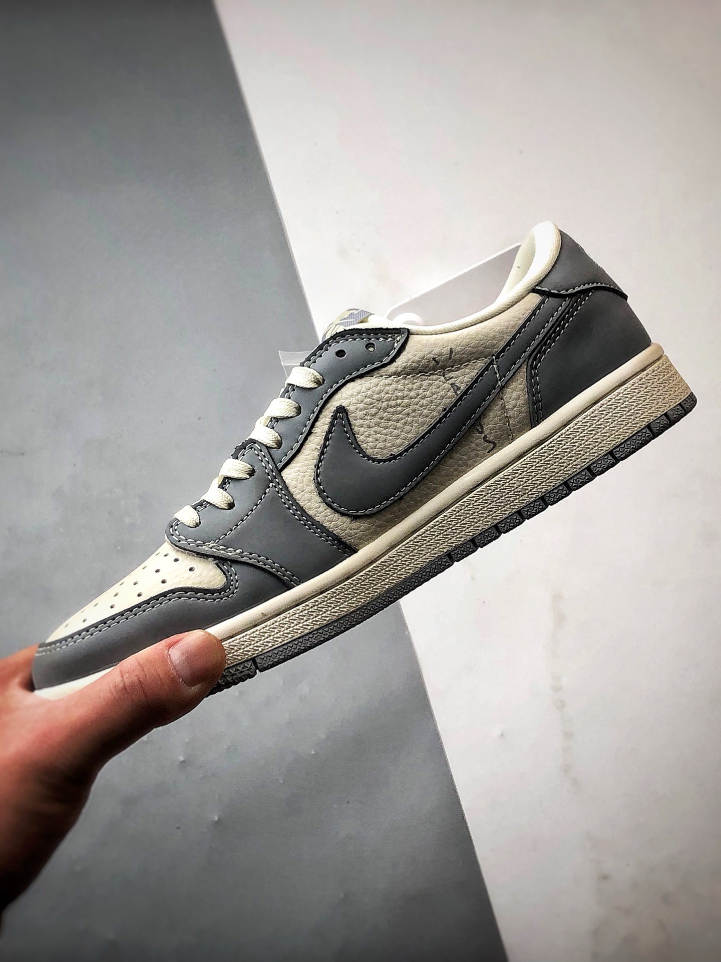 290 Air Jordan 1 Low OG ”高端定制” 斯图西米白灰印字倒钩  LD2025-001