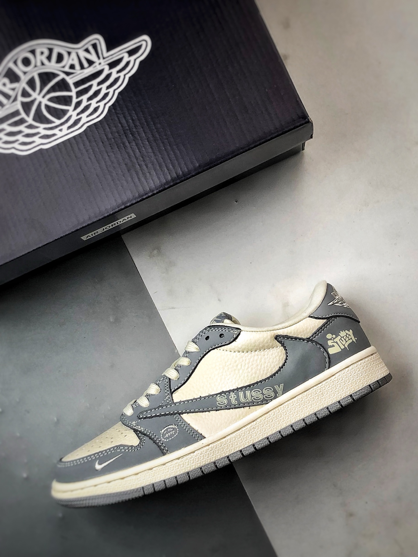 290 Air Jordan 1 Low OG ”高端定制” 斯图西米白灰印字倒钩  LD2025-001