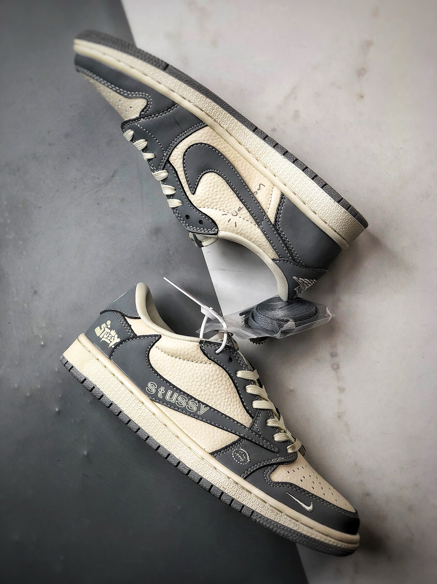 290 Air Jordan 1 Low OG ”高端定制” 斯图西米白灰印字倒钩  LD2025-001