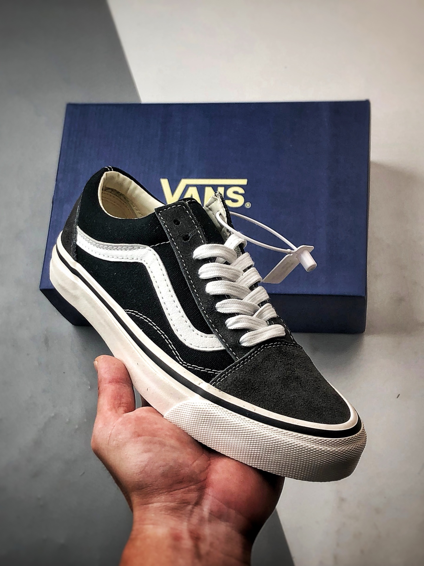 💰130 毒版公司货 【VAN】Vans Premium Old Skool 黑灰拼接 万斯高阶系列 重回复古街头巅峰 鞋面采用麂皮搭配帆布材质打造 质感拉满 从鞋型和贴合度方面重塑鞋款 增强复古属性 缓震抗疲劳活动鞋垫使脚感更舒适 货号：VN000D56239 尺码：35 36 36.5 37 38 38.5 39 40 40.5 41 42 42.5 43 44