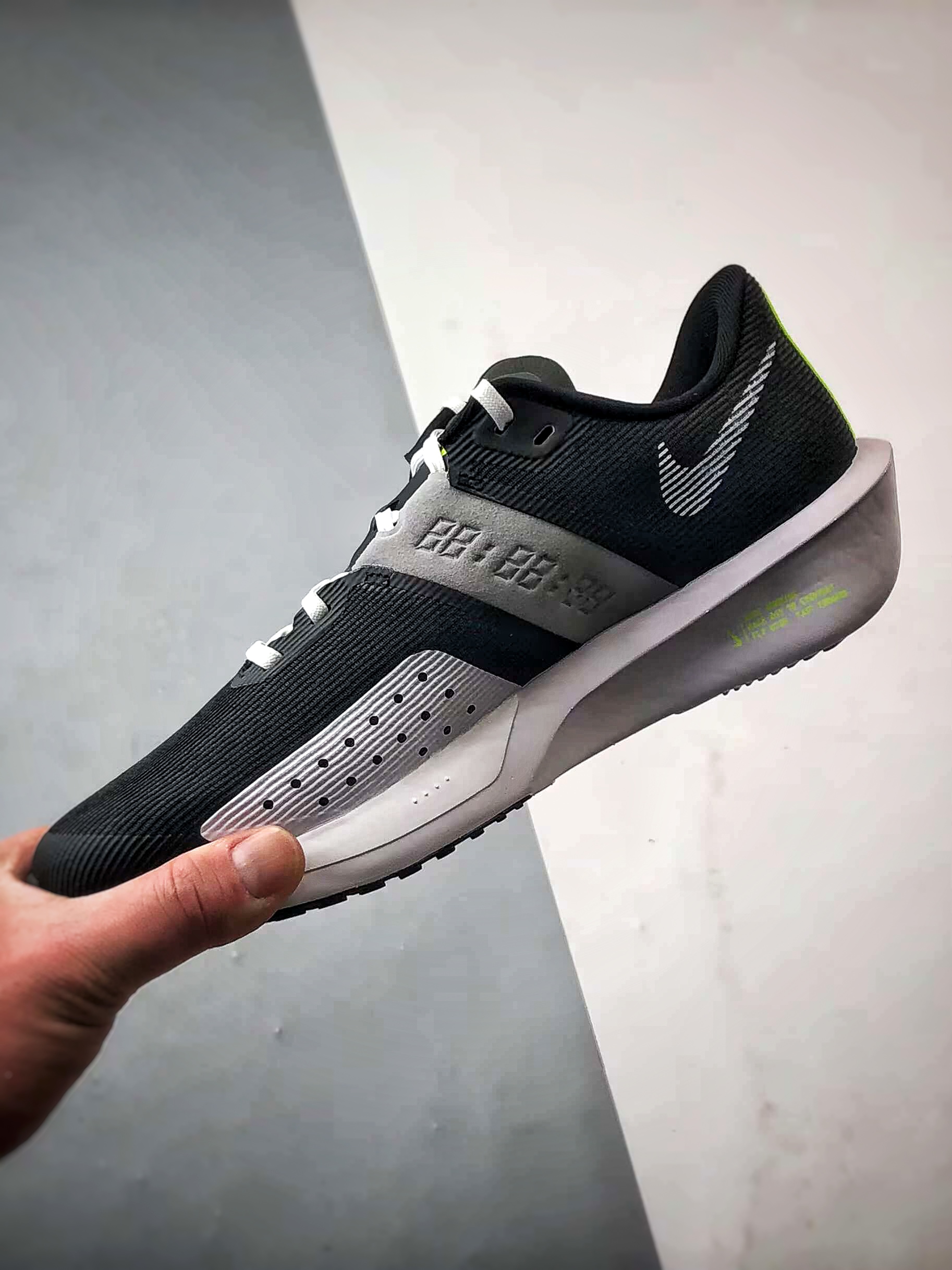 200 NK Air Zoom Rival Fly 4 黑白 竞速飞行4代轻质缓震透气跑步鞋  FV6040-800