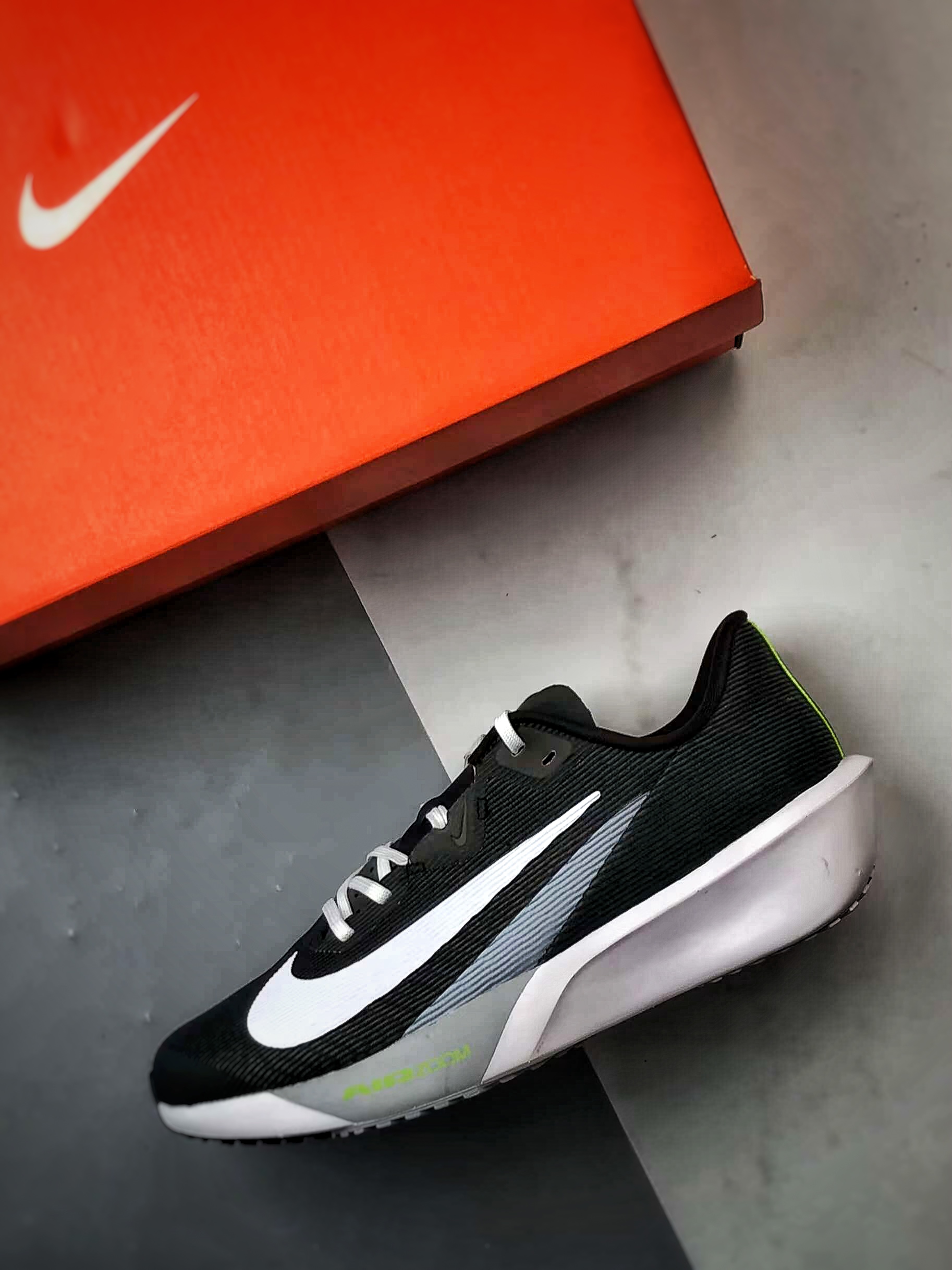 200 NK Air Zoom Rival Fly 4 黑白 竞速飞行4代轻质缓震透气跑步鞋  FV6040-800