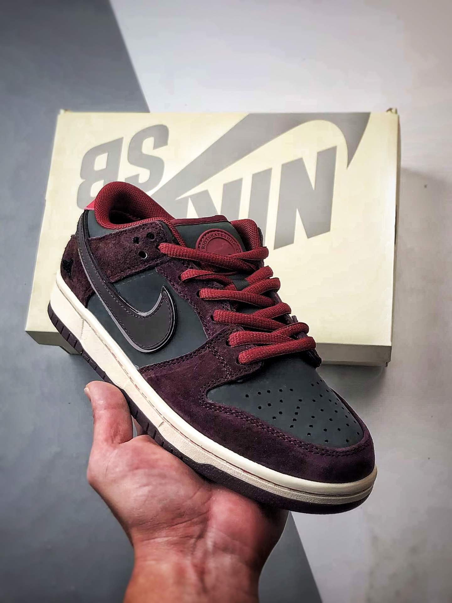 260 Riot Skateshop x NK SB Dunk Low 联名棕红 低帮休闲运动板鞋   FZ1289-200