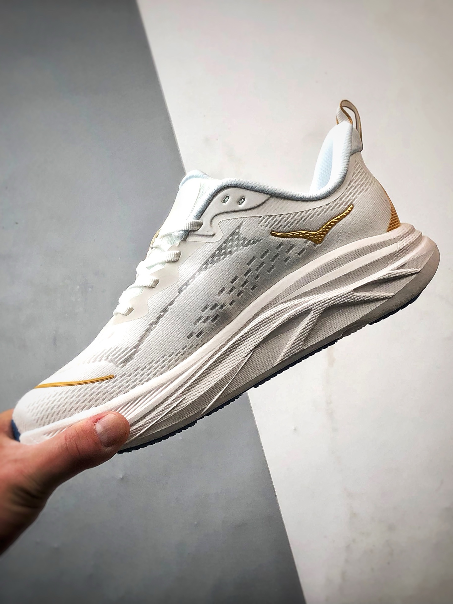 180 HOKA ONE ONE Bondi 8 白金色 邦代8轻盈缓震网面耐磨低帮跑步鞋