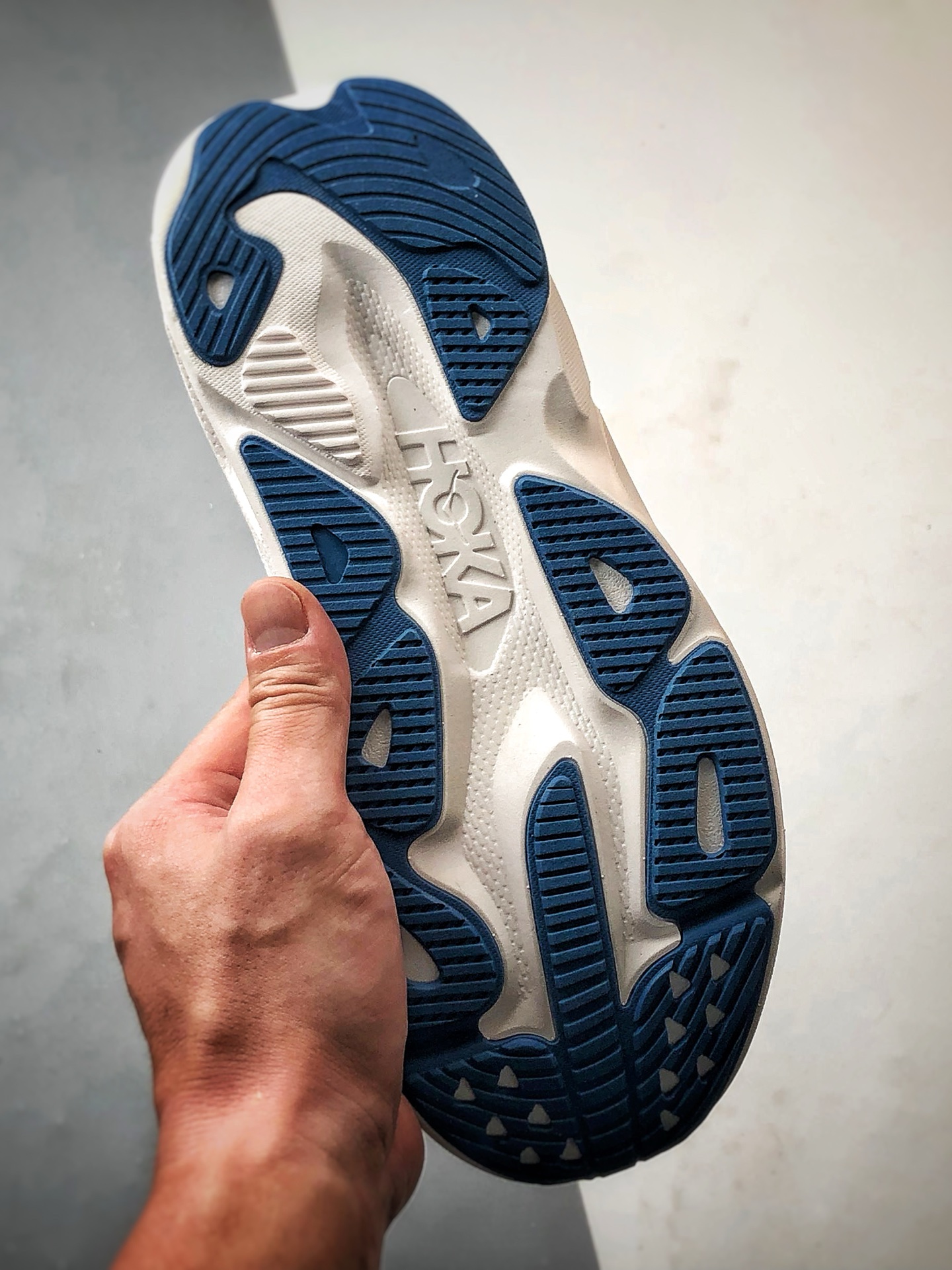 180 HOKA ONE ONE Bondi 8 白金色 邦代8轻盈缓震网面耐磨低帮跑步鞋