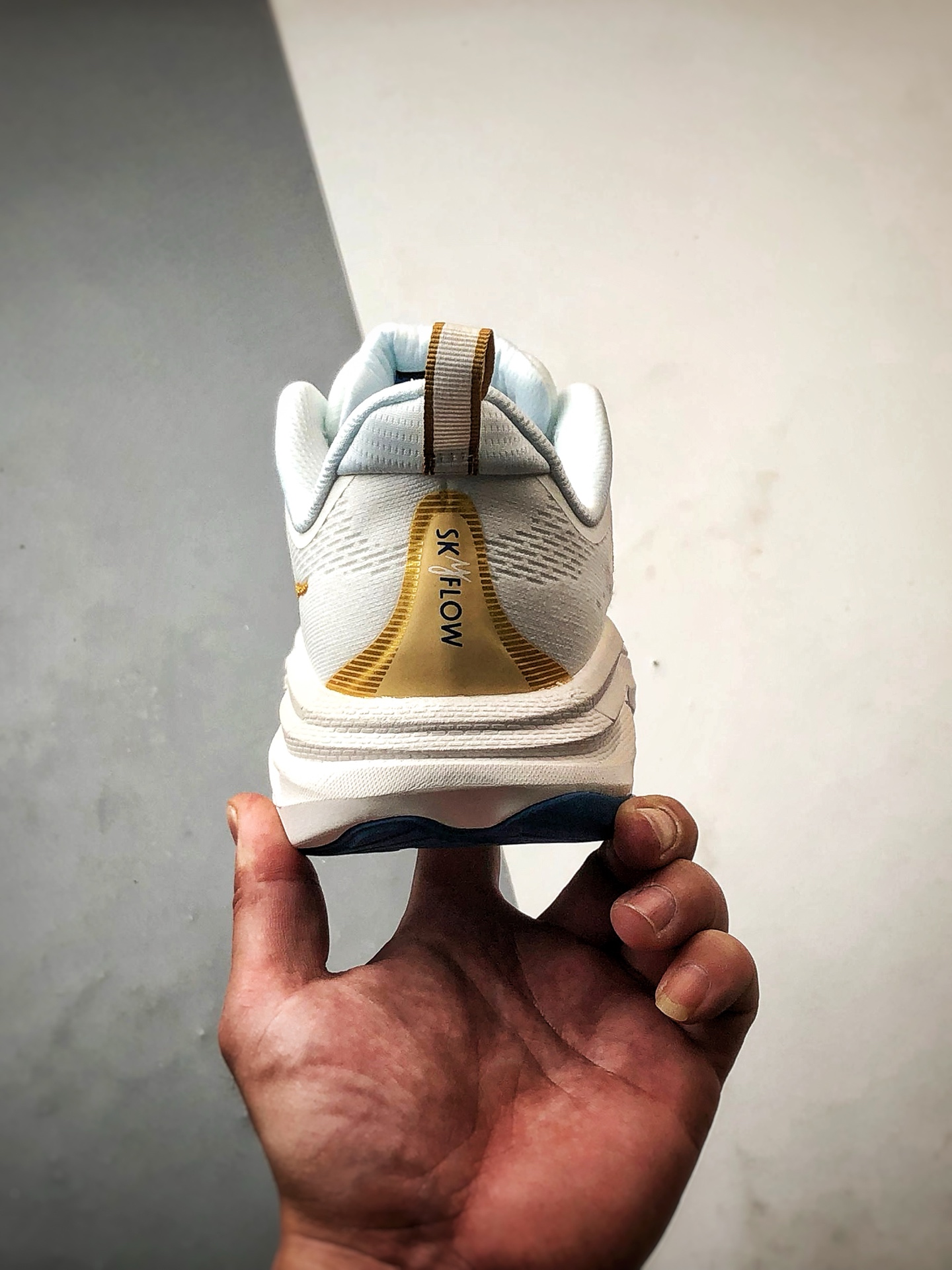 180 HOKA ONE ONE Bondi 8 白金色 邦代8轻盈缓震网面耐磨低帮跑步鞋