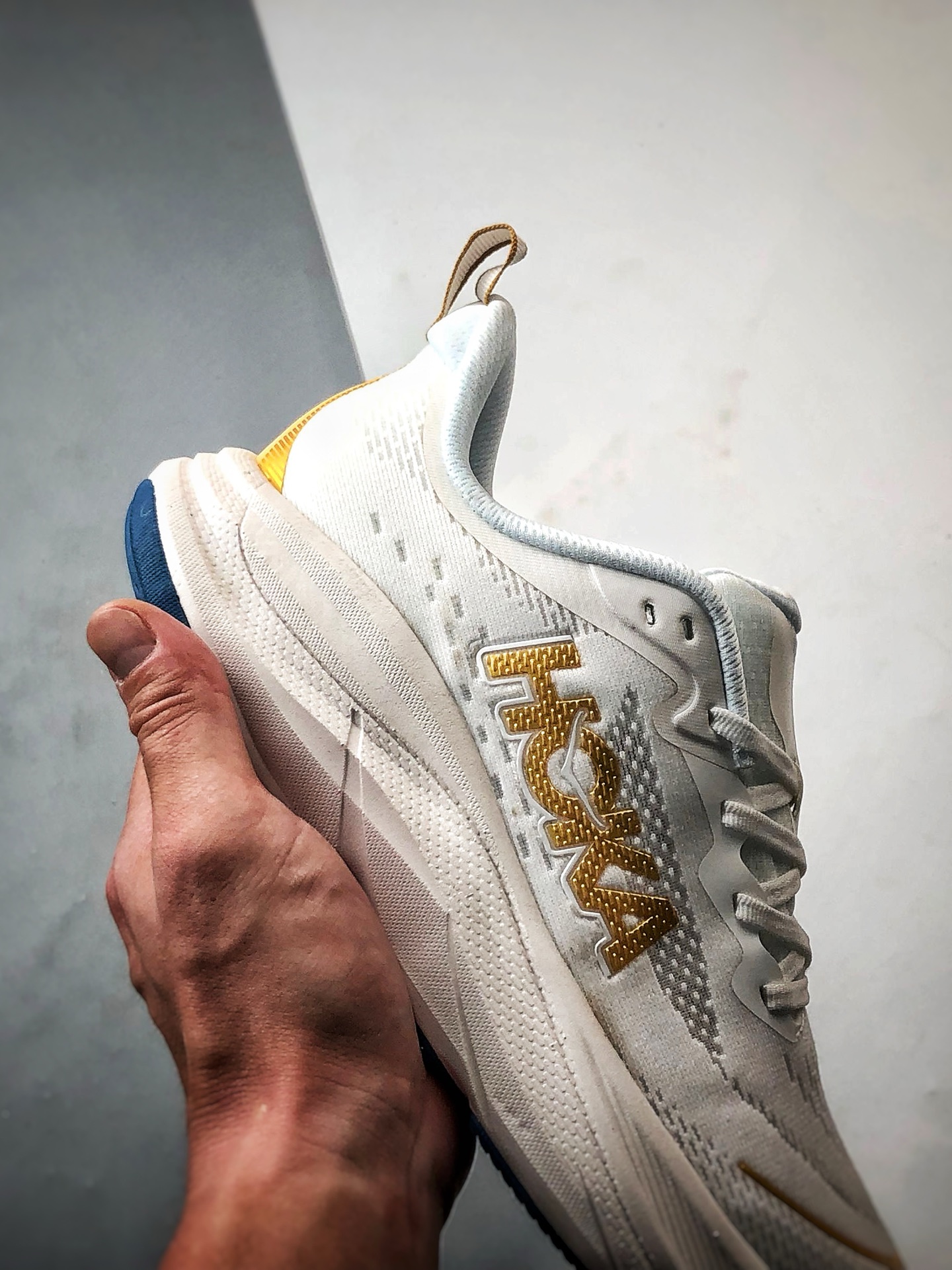 180 HOKA ONE ONE Bondi 8 白金色 邦代8轻盈缓震网面耐磨低帮跑步鞋