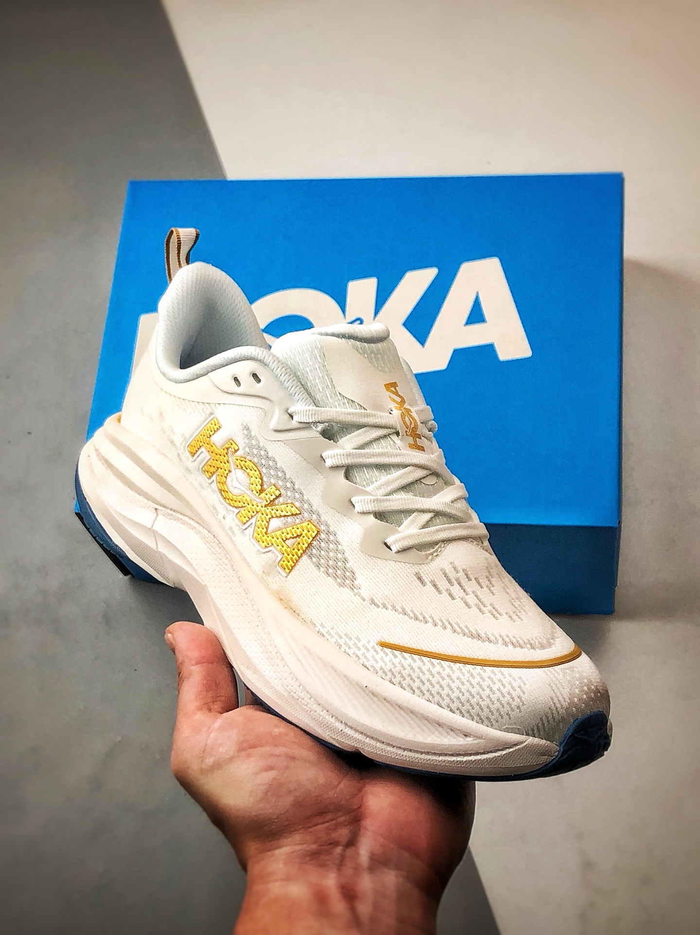 180 HOKA ONE ONE Bondi 8 白金色 邦代8轻盈缓震网面耐磨低帮跑步鞋