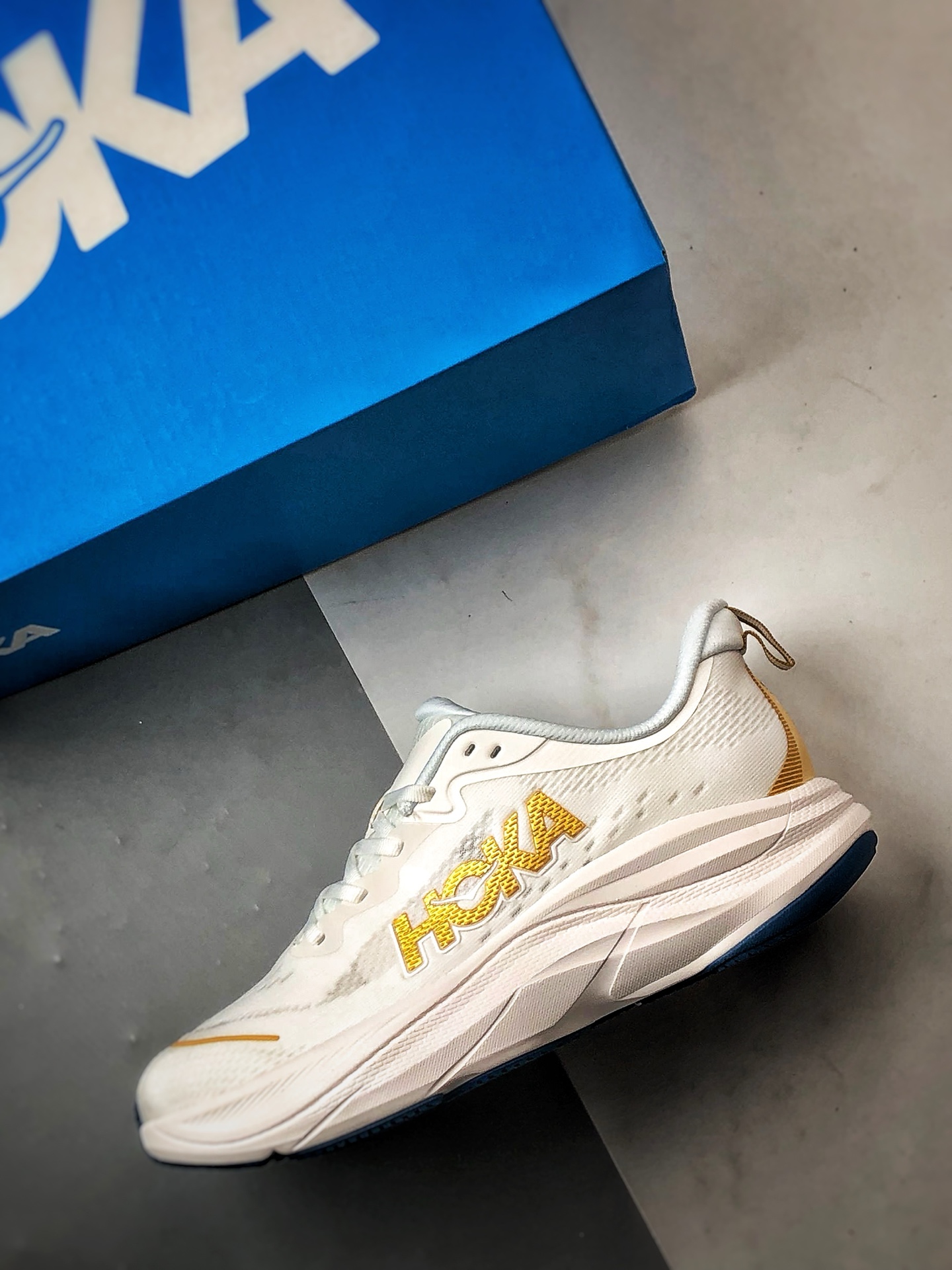180 HOKA ONE ONE Bondi 8 白金色 邦代8轻盈缓震网面耐磨低帮跑步鞋
