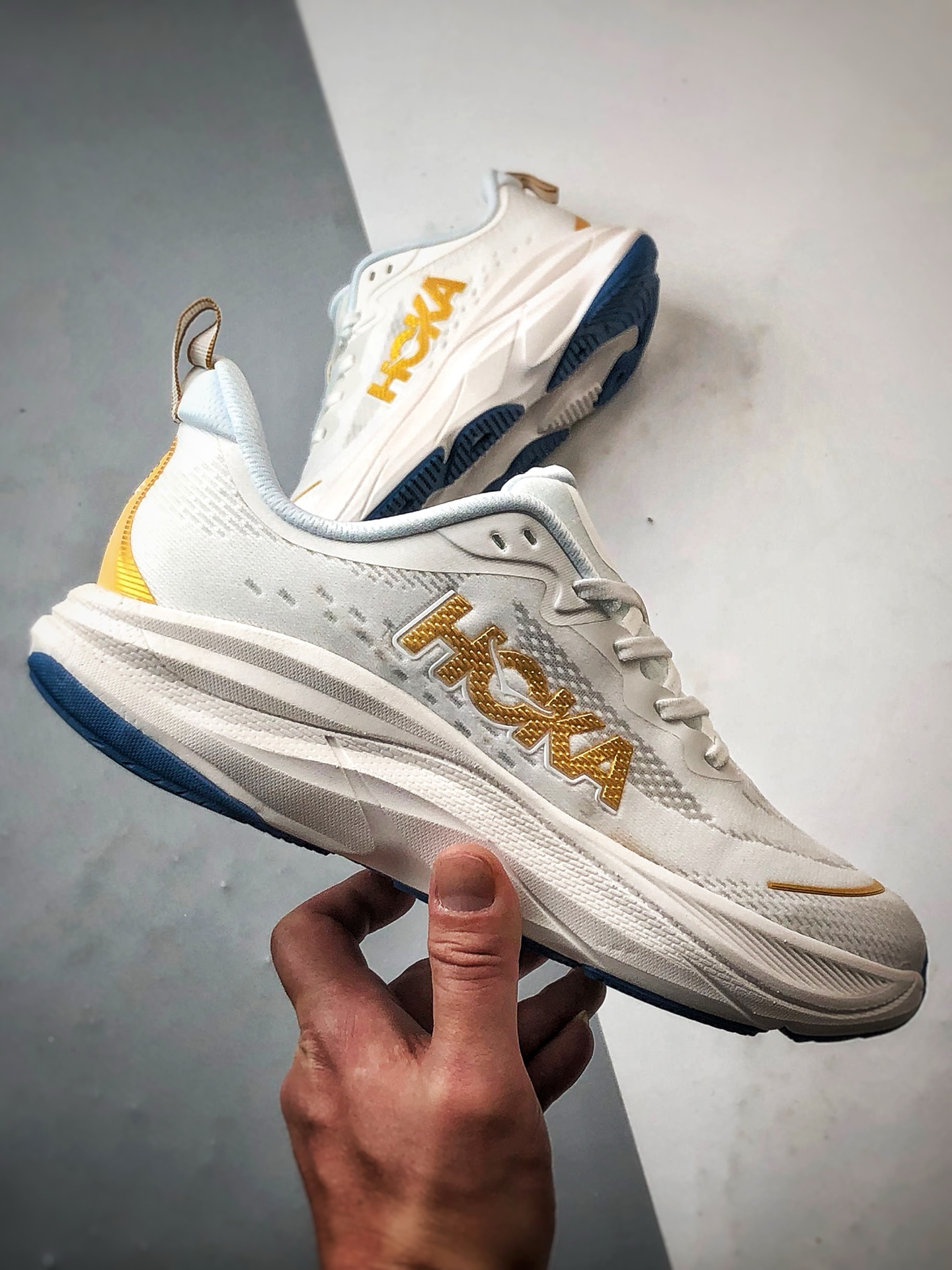 180 HOKA ONE ONE Bondi 8 白金色 邦代8轻盈缓震网面耐磨低帮跑步鞋