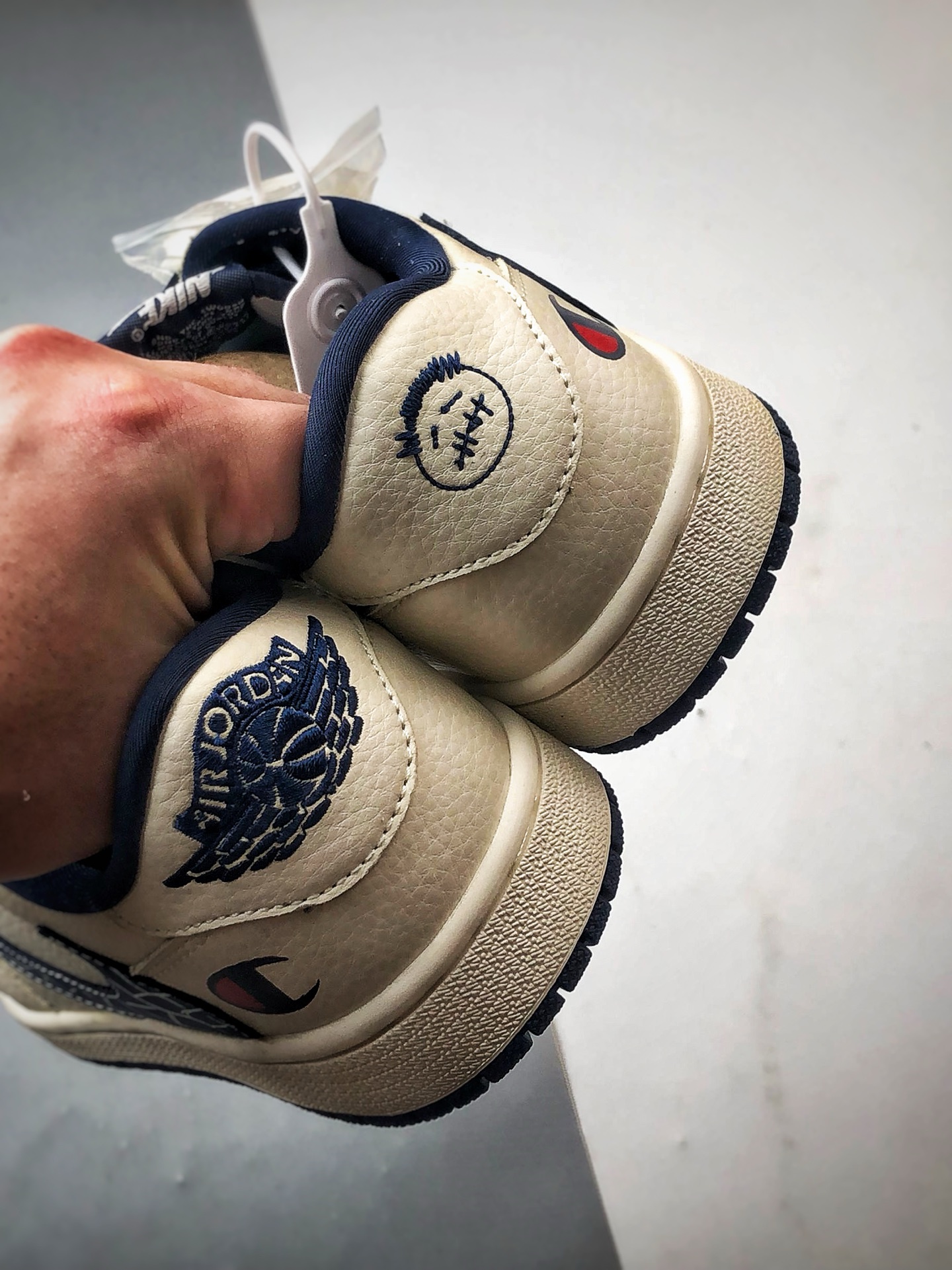 Air Jordan 1 Low ”高端定制” 冠军米藏青倒钩 LD2025-015
