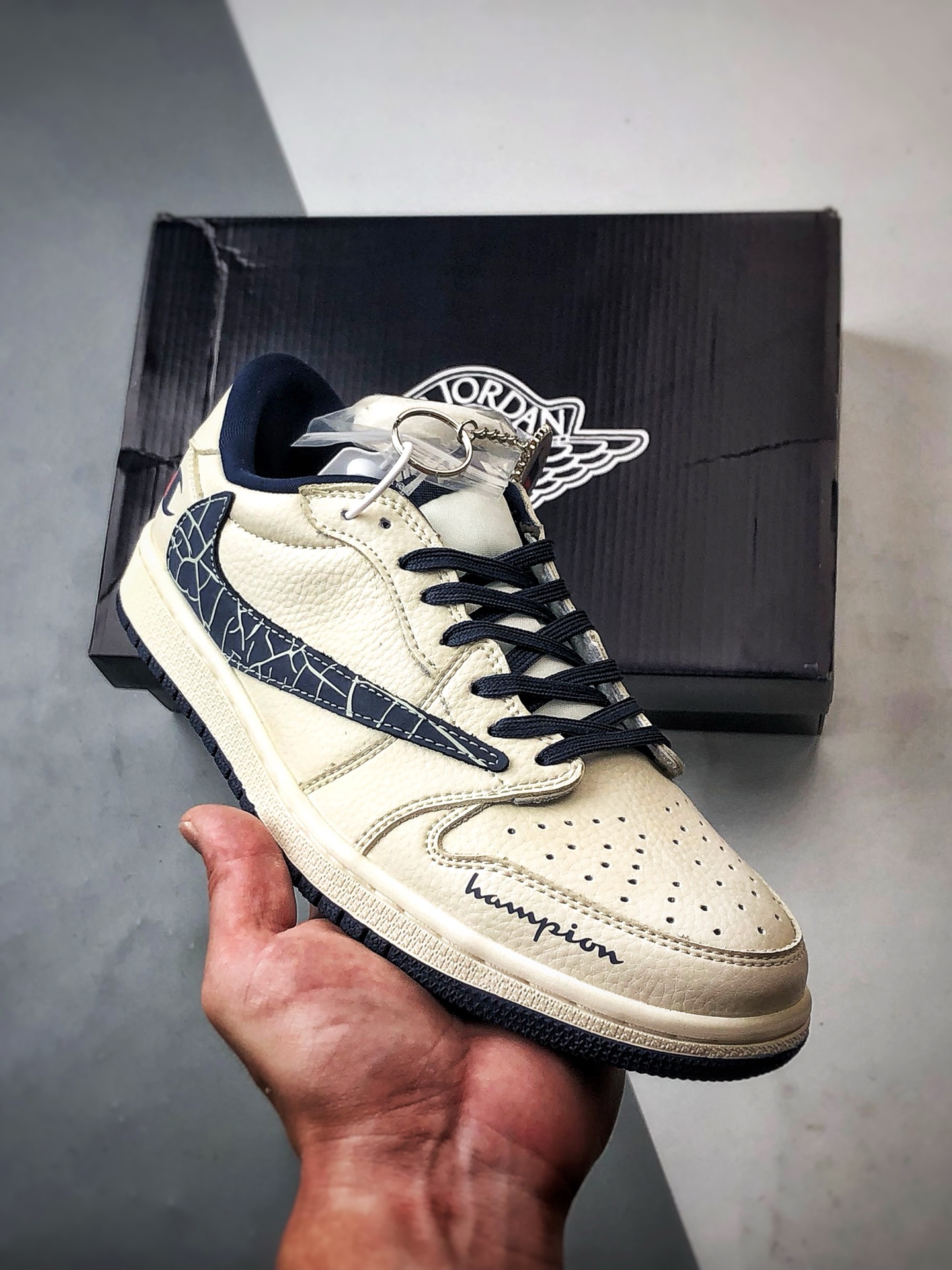 Air Jordan 1 Low ”高端定制” 冠军米藏青倒钩 LD2025-015