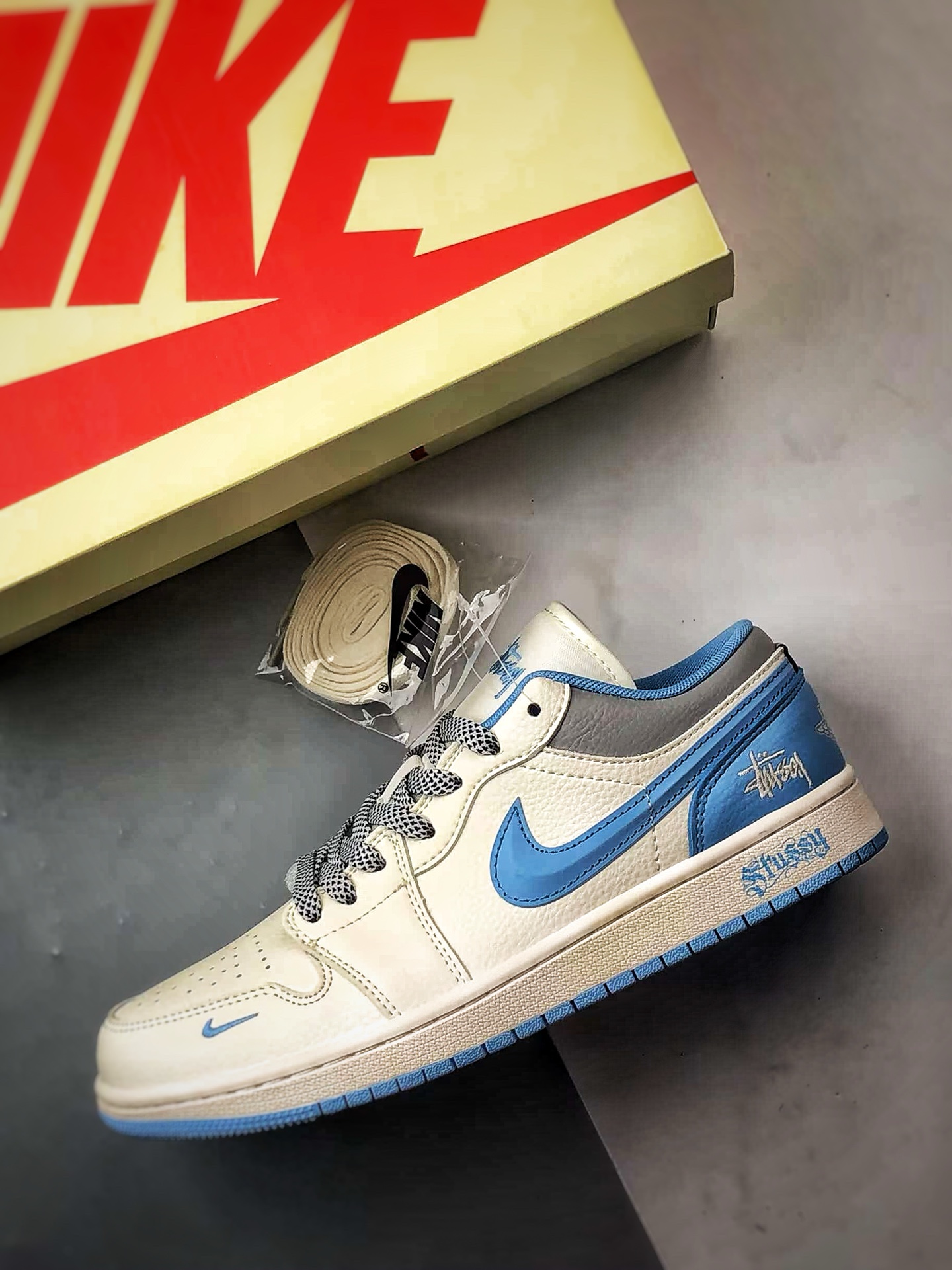 270 Air Jordan 1 Low ”高端定制” 斯图西米白蓝反光钩 XS6086-559