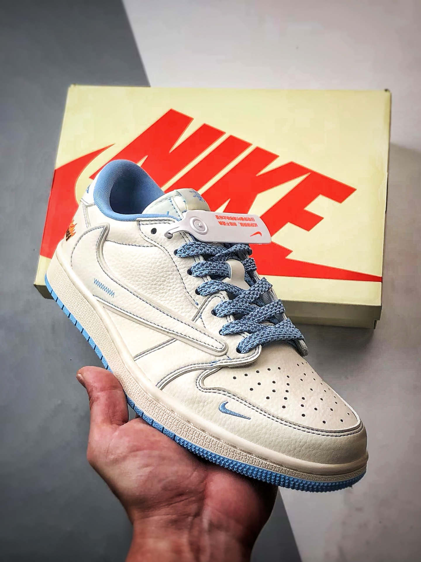 Air Jordan 1 Low ”高端定制” 斯图西米白蓝倒钩 ZH2598-229