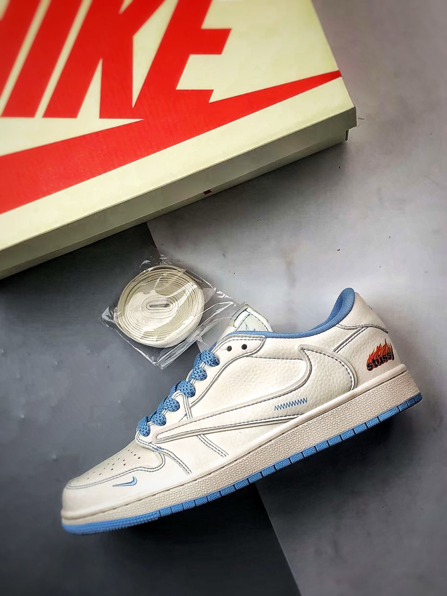 Air Jordan 1 Low ”高端定制” 斯图西米白蓝倒钩 ZH2598-229