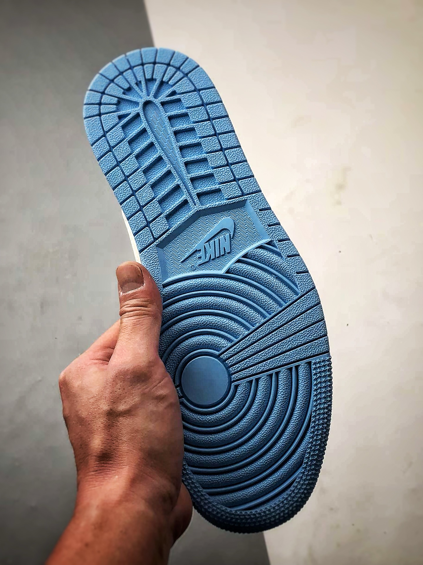 Air Jordan 1 Low ”高端定制” 斯图西米白蓝倒钩 ZH2598-229