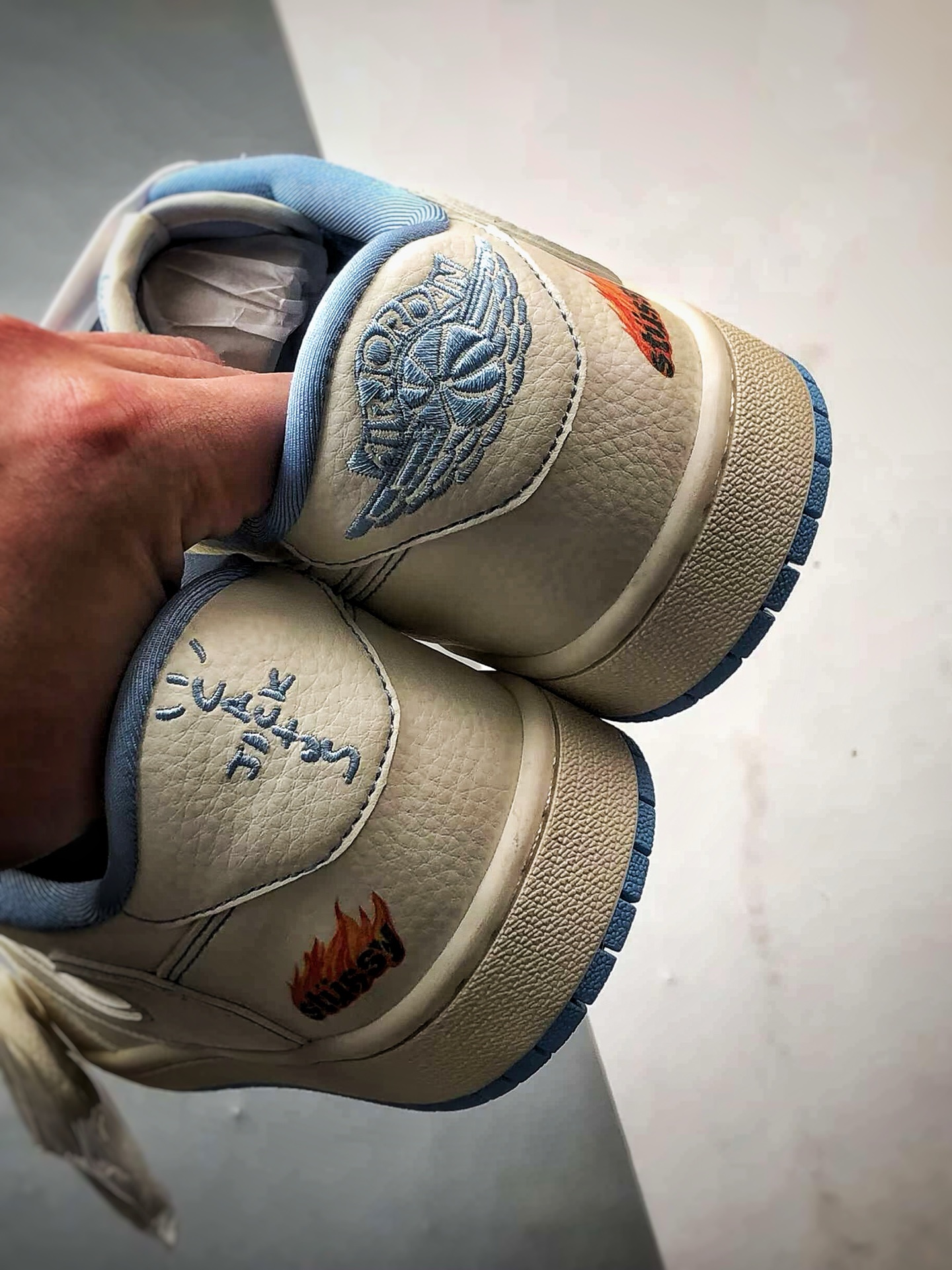 Air Jordan 1 Low ”高端定制” 斯图西米白蓝倒钩 ZH2598-229