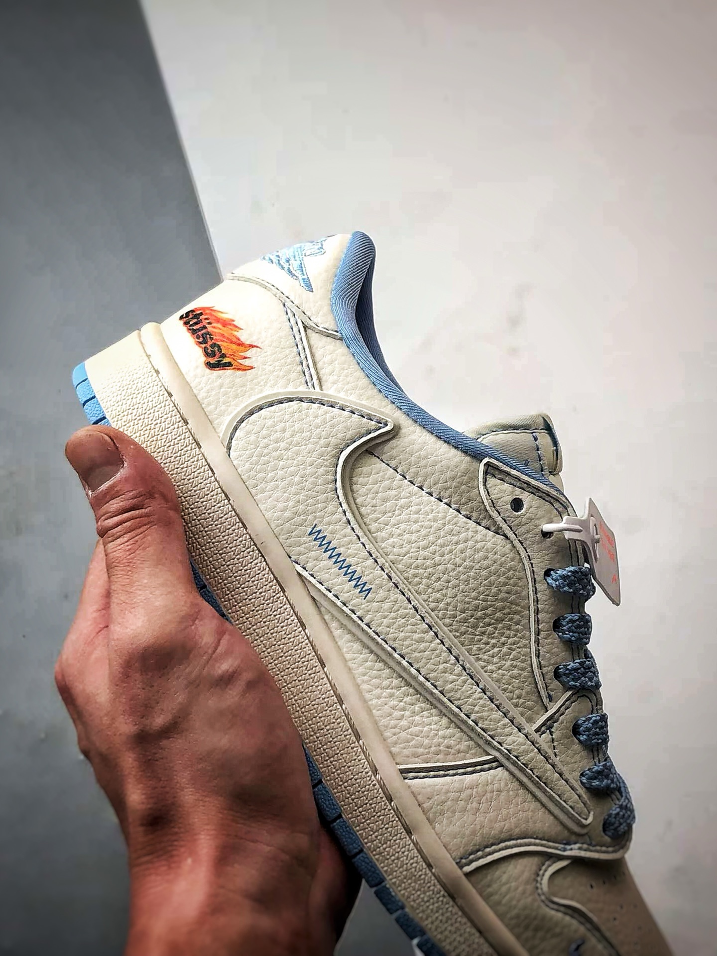 Air Jordan 1 Low ”高端定制” 斯图西米白蓝倒钩 ZH2598-229