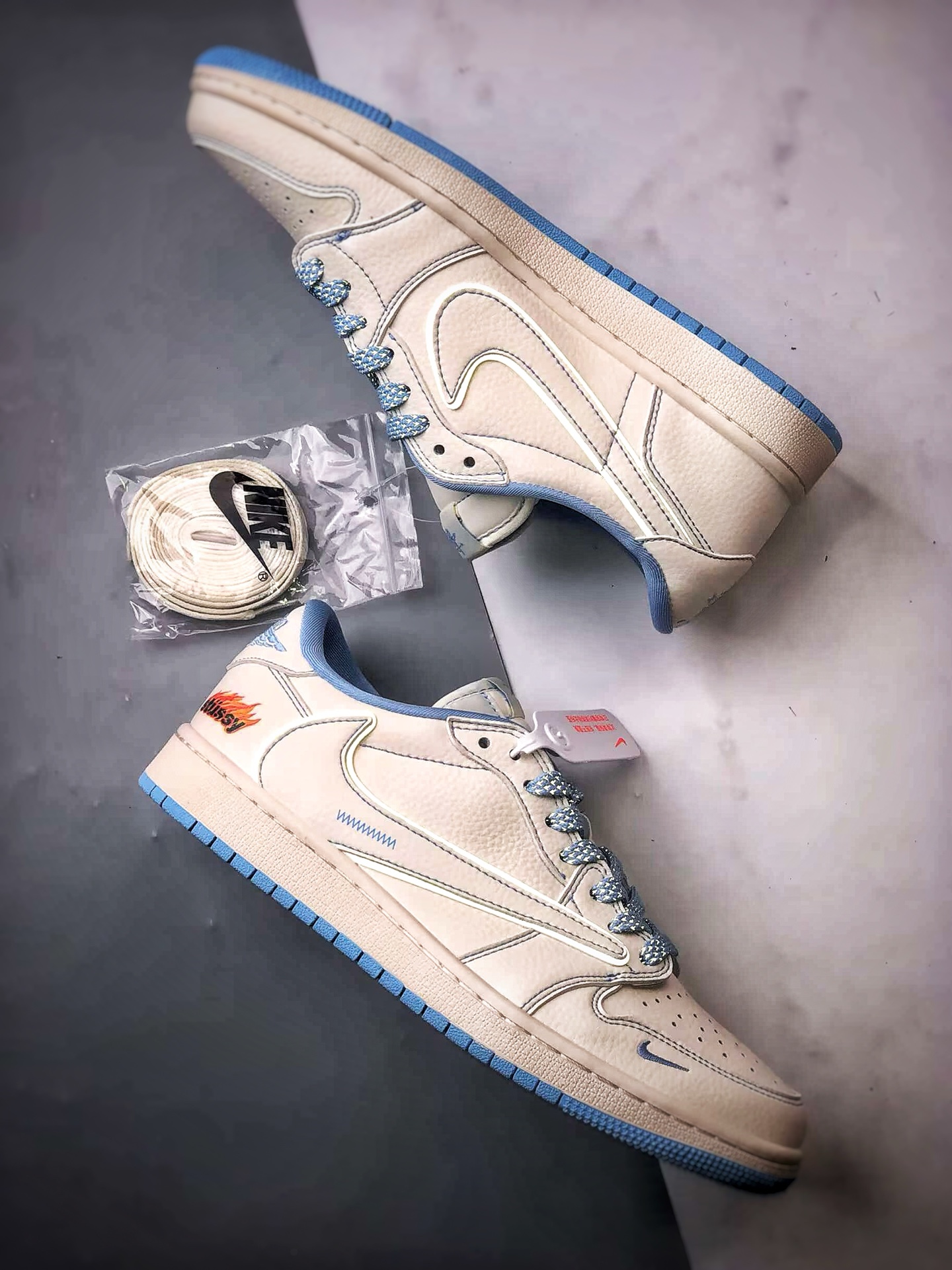 Air Jordan 1 Low ”高端定制” 斯图西米白蓝倒钩 ZH2598-229