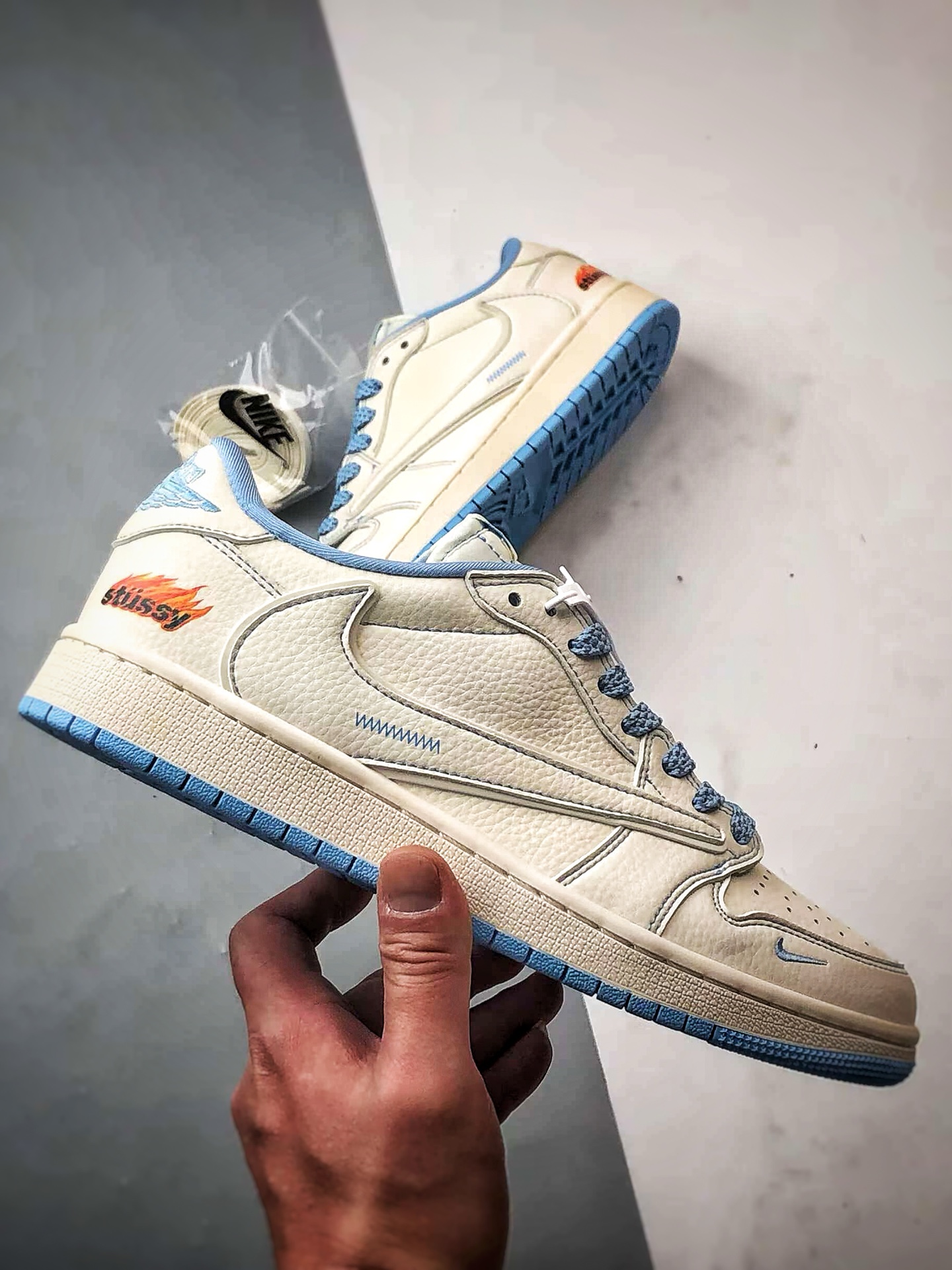 Air Jordan 1 Low ”高端定制” 斯图西米白蓝倒钩 ZH2598-229