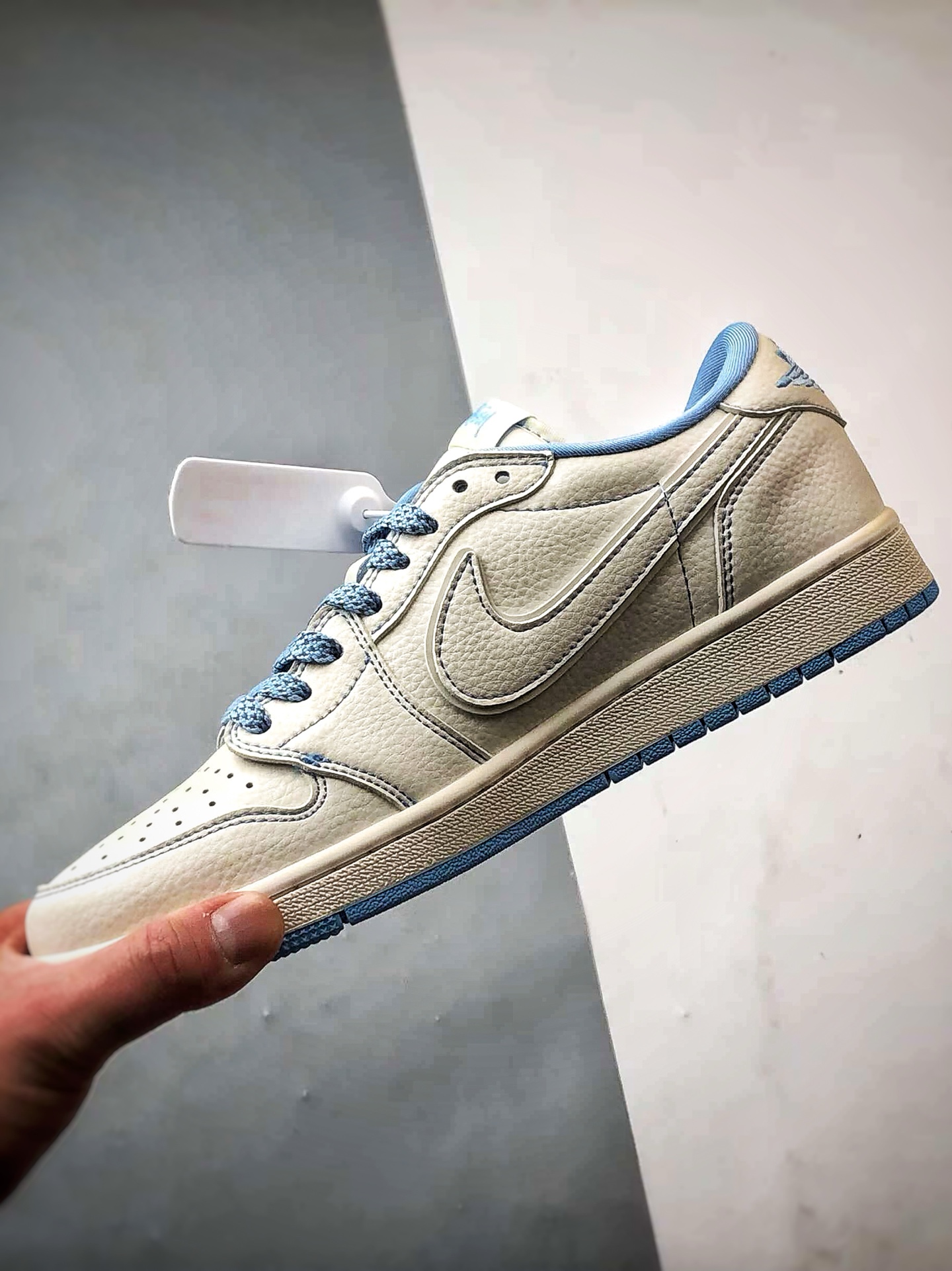 Air Jordan 1 Low ”高端定制” 斯图西米白蓝倒钩 ZH2598-229