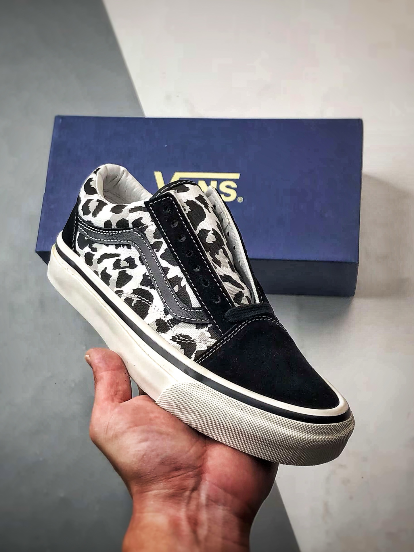💰120 独家纯原
【VAN】Vans Premium Old Skool 黑白
高阶系列 豹纹拼接休闲低帮滑板鞋
万斯官方新款 重回复古街头巅峰
鞋面采用麂皮搭配帆布材质打造 豹纹配色点缀 质感拉满 从鞋型和贴合度方面重塑鞋款 增强复古属性 缓震抗疲劳活动鞋垫使脚感更舒适 
货号：VN000D56BA2
尺码：35 36 36.5 37 38 38.5 39 40 40.5 41 42 42.5 43 44