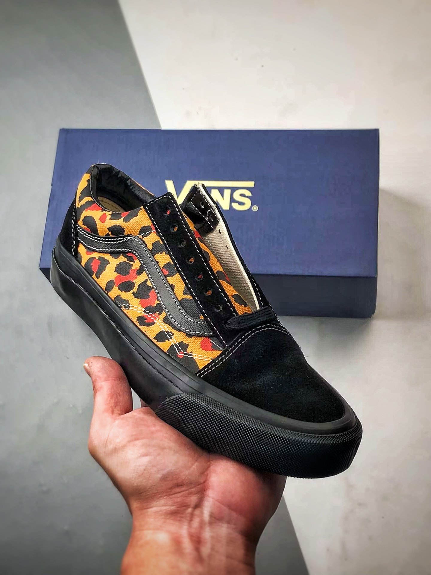💰120 独家纯原
【VAN】Vans Premium Old Skool 黑橙
高阶系列 豹纹拼接休闲低帮滑板鞋
万斯官方新款 重回复古街头巅峰
鞋面采用麂皮搭配帆布材质打造 豹纹配色点缀 质感拉满 从鞋型和贴合度方面重塑鞋款 增强复古属性 缓震抗疲劳活动鞋垫使脚感更舒适 
货号：VN000D56BKA
尺码：35 36 36.5 37 38 38.5 39 40 40.5 41 42 42.5 43 44