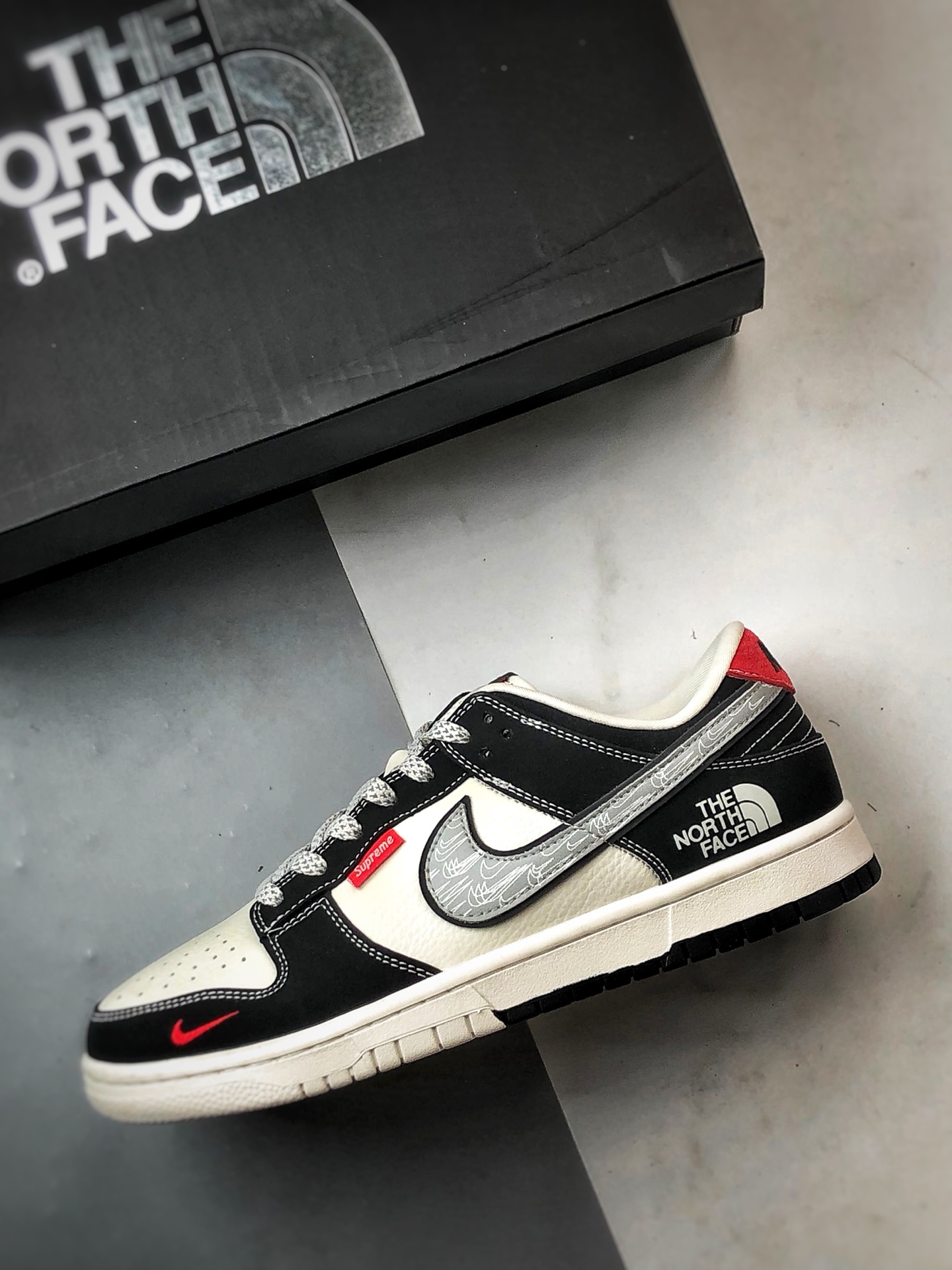 310 NK Dunk Low Retro ”DIY高端定制” 北面白黑涂鸦灰钩 低帮休闲运动板鞋 CS1688-105