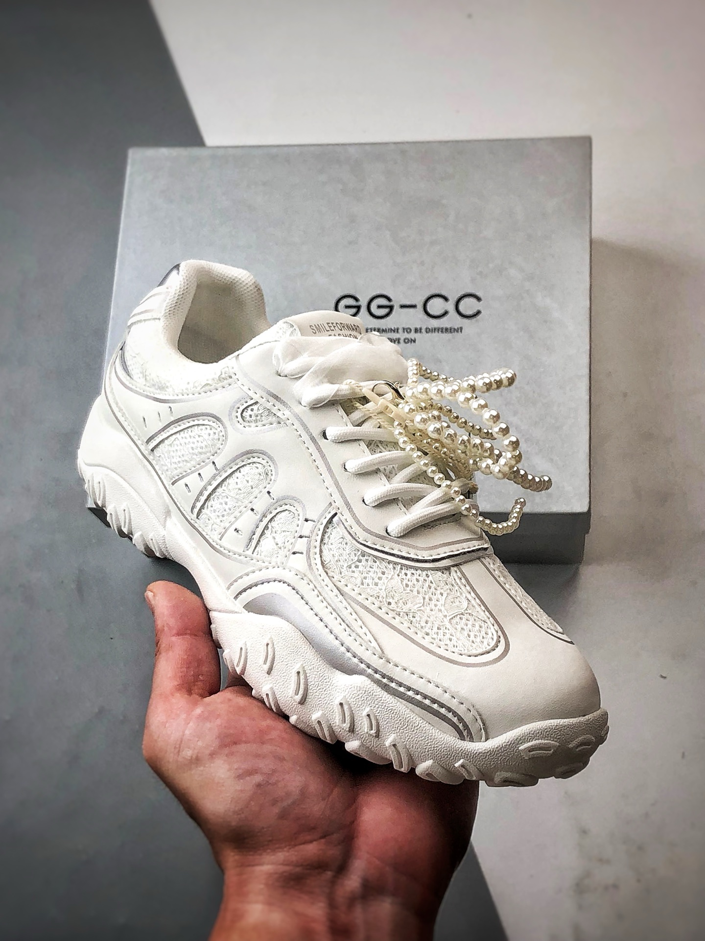 240 GG-CC 月牙底蕾丝珍珠德训鞋 白色 新晋潮流鞋靴品 线下网销热款 春日踏青舒适度和少女感我都要 德训鞋界的白月光