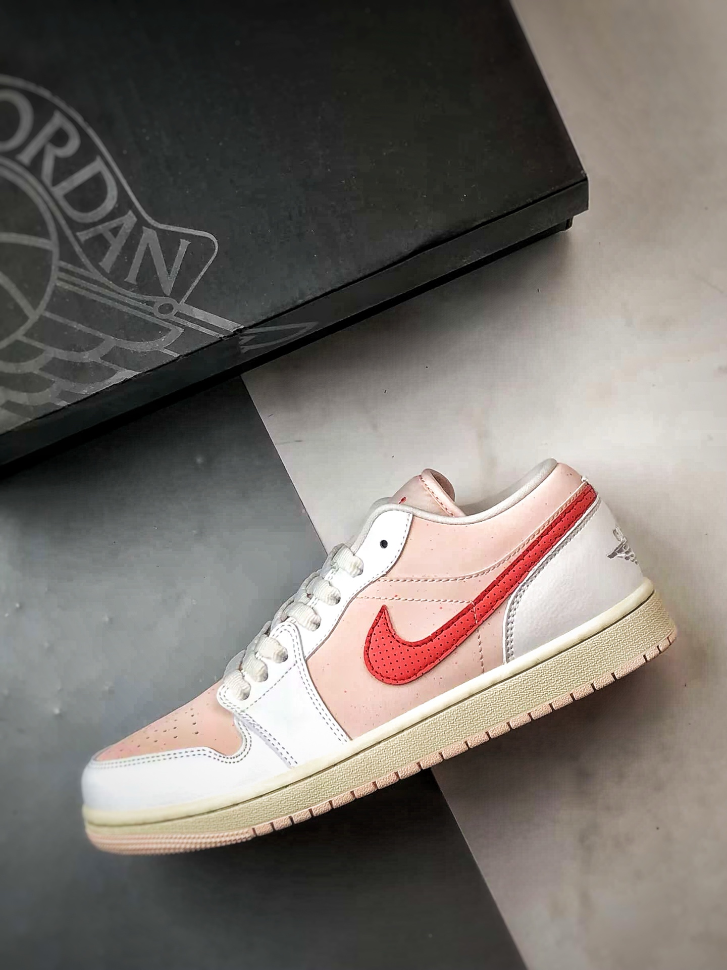 200 Air Jordan 1 Low 粉白色 IB8156-133