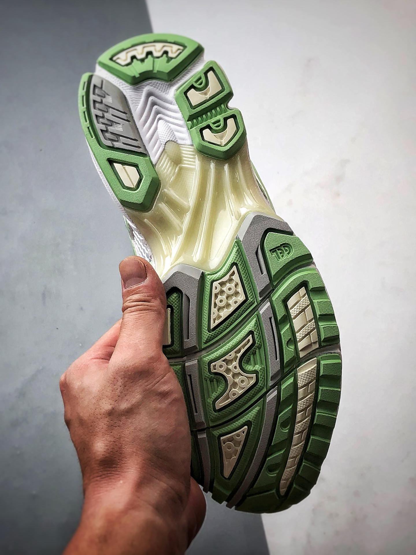 Asics Gel-Kayano 14 银绿 亚瑟士14代 纳米纤维气垫百搭休闲运动慢跑鞋 1202A056-105
