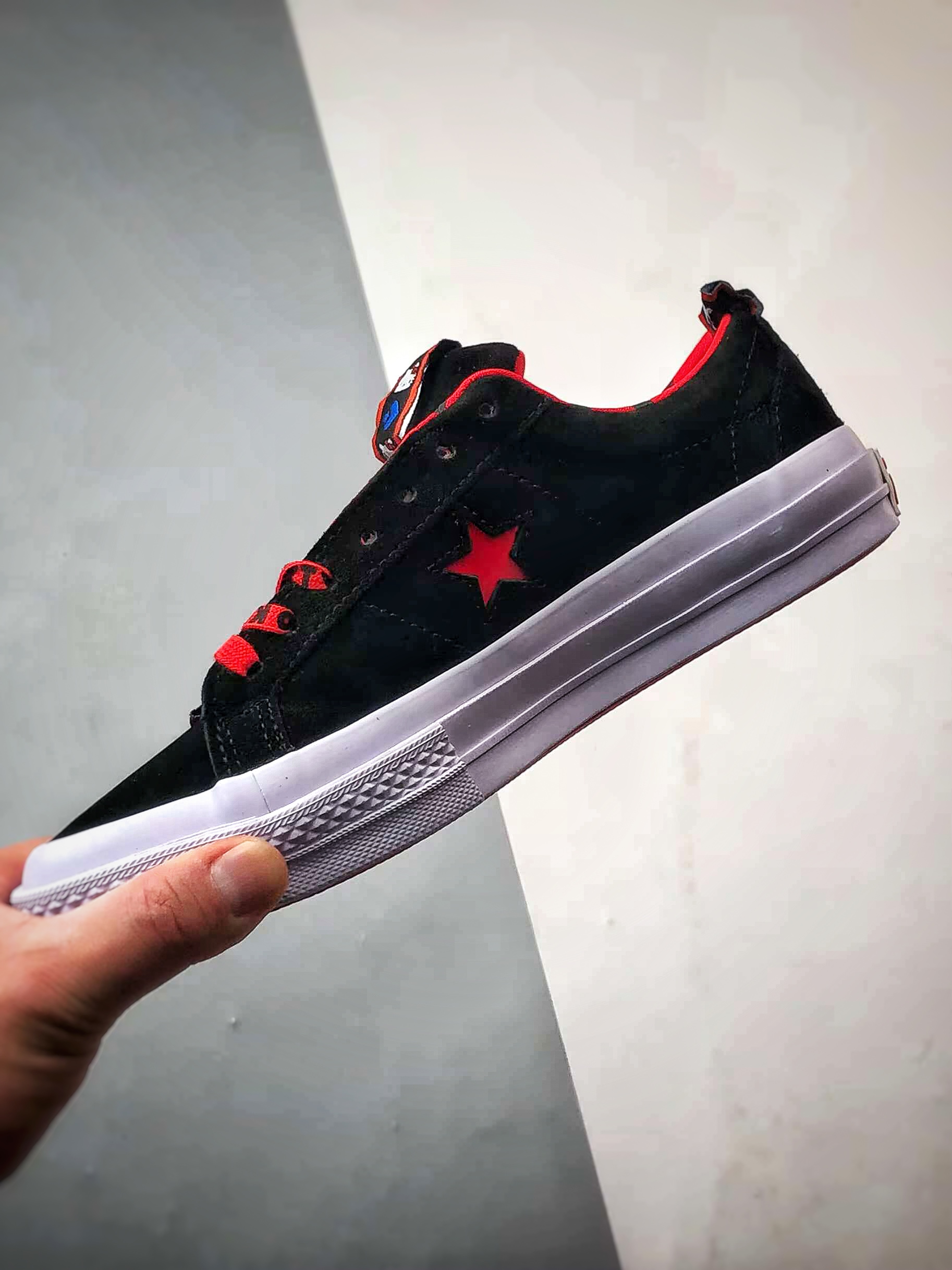 Converse x Hello Kitty 联名 结合经典的One Star鞋款 163904C