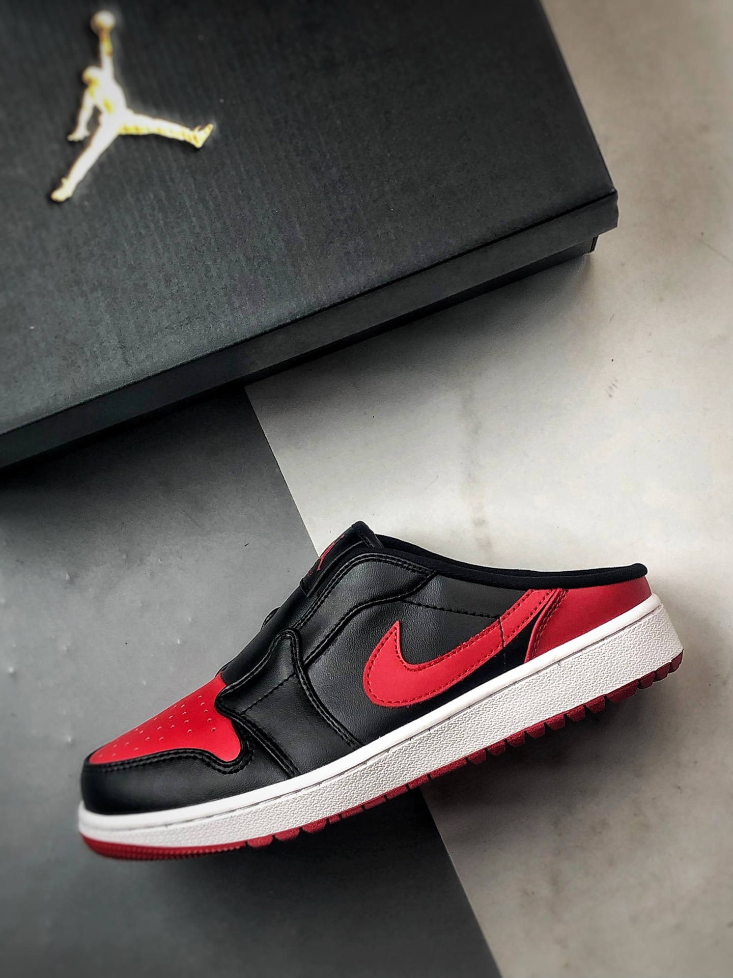 200 Air Jordan 1 Mule 黑红 官方同步 AJ系列穆勒一脚蹬半拖 FJ1214-001