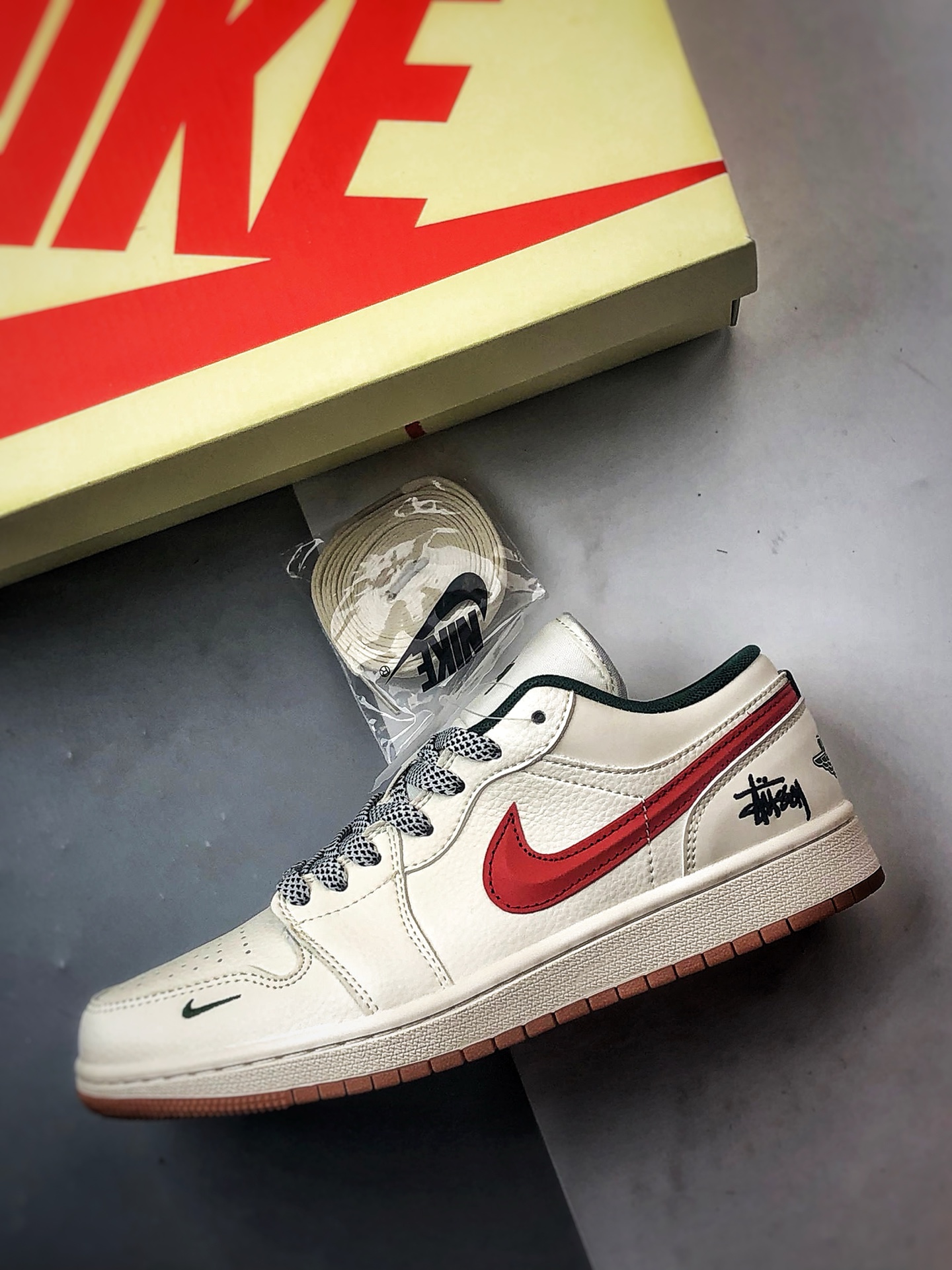 Air Jordan 1 Low OG ”高端定制” 斯图西白红绿 XS6086-560