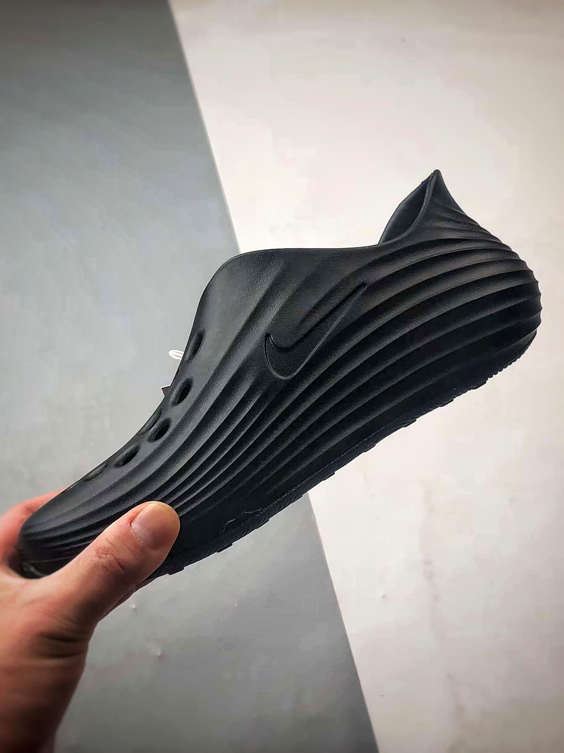 120 NK ReactX Rejuven8 黑色 时尚舒适泡棉波浪洞洞鞋 HV5060-001